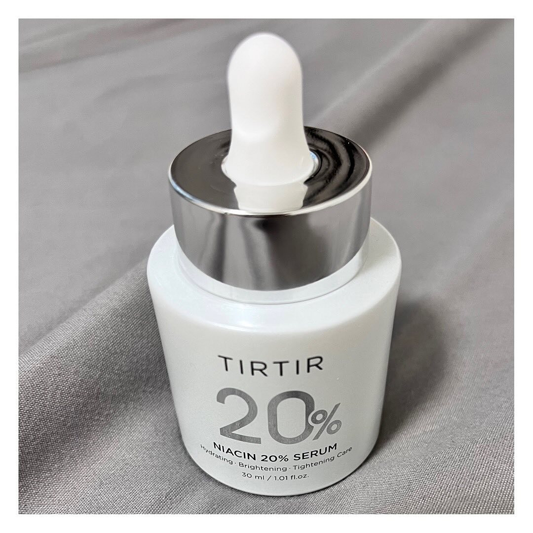 TIRTIR NIACIN 20% SERUM✨️
ナイアシンアミドが20%含有されて
しっかりとした毛穴ケアと
肌のトーンを明るくするミルクタイプ🤍
複雑で不必要な成分入ってないの🥹
高含量ナイアシンアミド20%(200,000PPM)
+シナジー成分配合で集中ケア🤤🤍
TIRTIRさんはコスメで有名だけど
スキンケア商品にも注目だよ👀💡

#ティルティル
#ナイアシン20セラ厶 
#セラム 
#スキンケア 
#おすすめコスメ
#新コスメ 
#水分ブライトニングケア
#PR