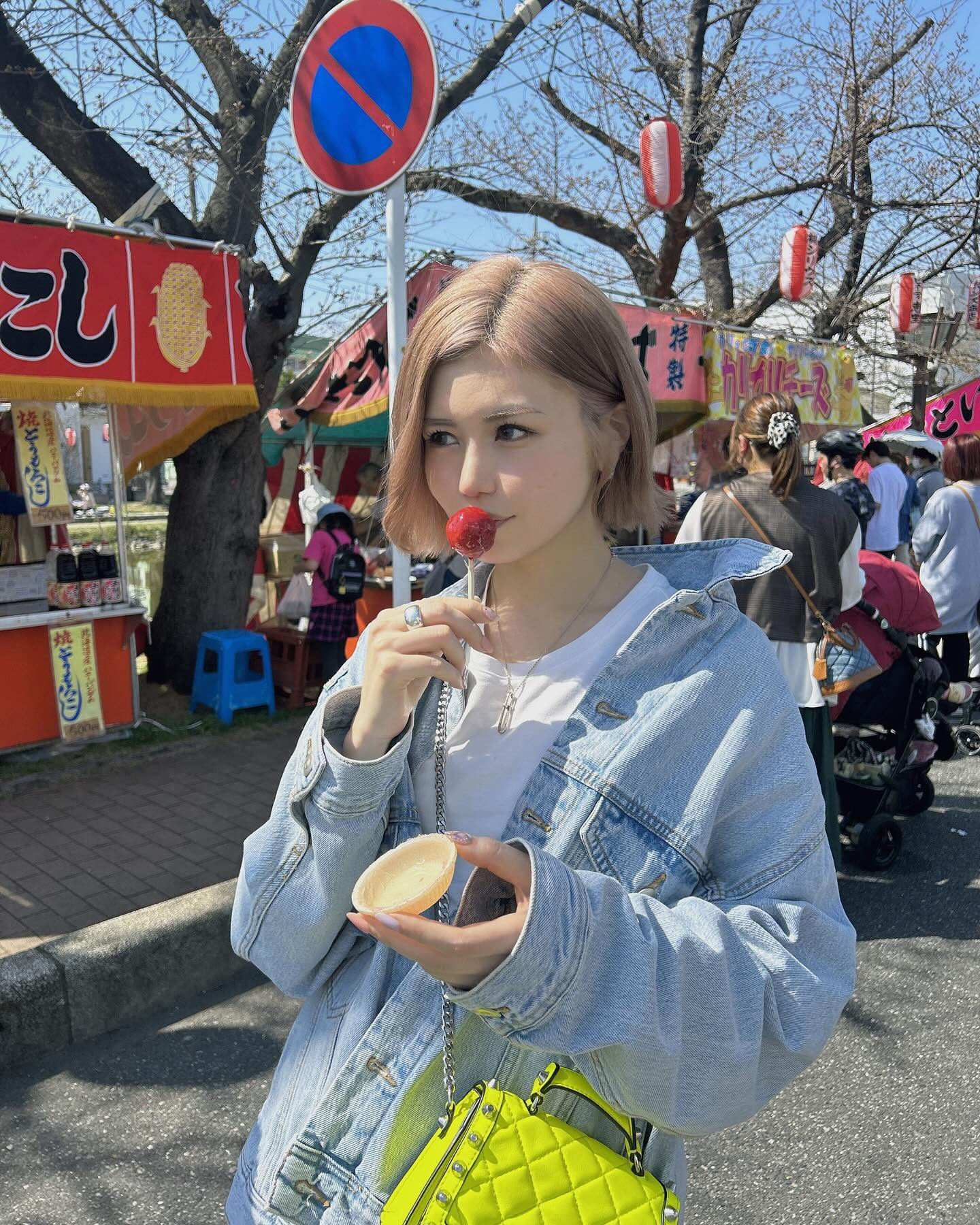 昔からあんず飴のすもも一筋。
お祭りの雰囲気ってウキウキわくわくしますよね、好きです。
3枚目は19歳と30歳、長生きしてくれてありがとう。

#キャバ嬢 #リオグループ #私服 #お祭り #愛犬 #ノーフィルター #めいレポ