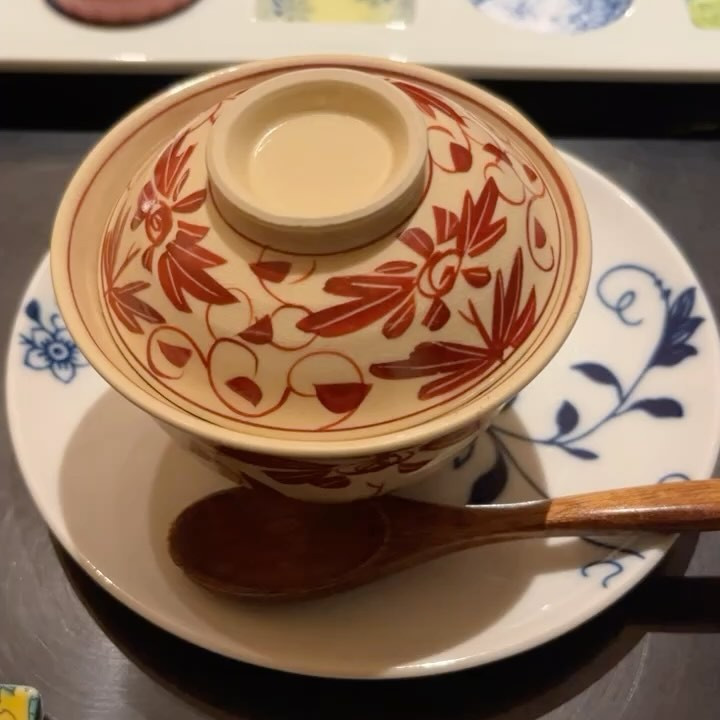 皆様こんばんわ⭐️
優愛は勉強が忙しすぎて睡眠時間が1時間あれば良い日に
なってきました😫💦
やっぱあの時もっと勉強しとけばよかったと後悔します💦
将来同じ事で後悔しないようこの残り1年間は
勉強に集中しますっ🧘🏿‍♀️
さてさて今日の投稿は人生初めての天麩羅屋さんに行きました🎀
天麩羅はやっぱ野菜が1番大好きで筍からアスパラなど全てが
美味しすぎました🫠❤️
何より天麩羅屋さんの蕎麦を食べるのが念願でやっと叶いました✨
そして人生で初の日本酒🍶
飲みやすい物を選んで頂きました🤔💭
まだ少し大人の味って感