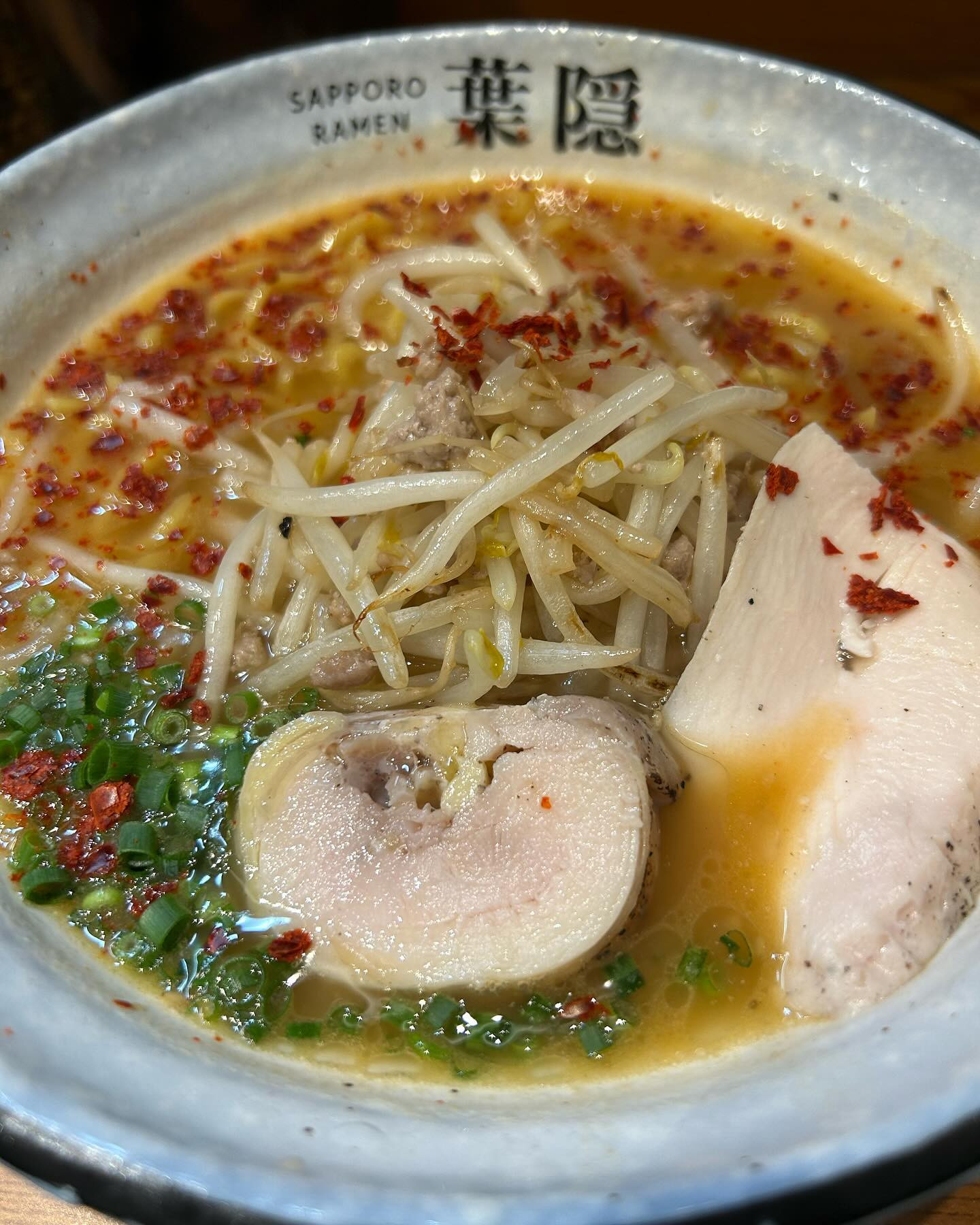 こんにちは☆少しずつ暖かくなってきましたねー✨️✨️昨日はお店の子と仕事帰りにラーメン🍜食べて帰りましたぁ〰️☆辛味噌の二辛、思ってたより少し辛かった…💦💦今日も出勤します☆ #札幌 #すすきの #クラブ我礼@clubgalle2580