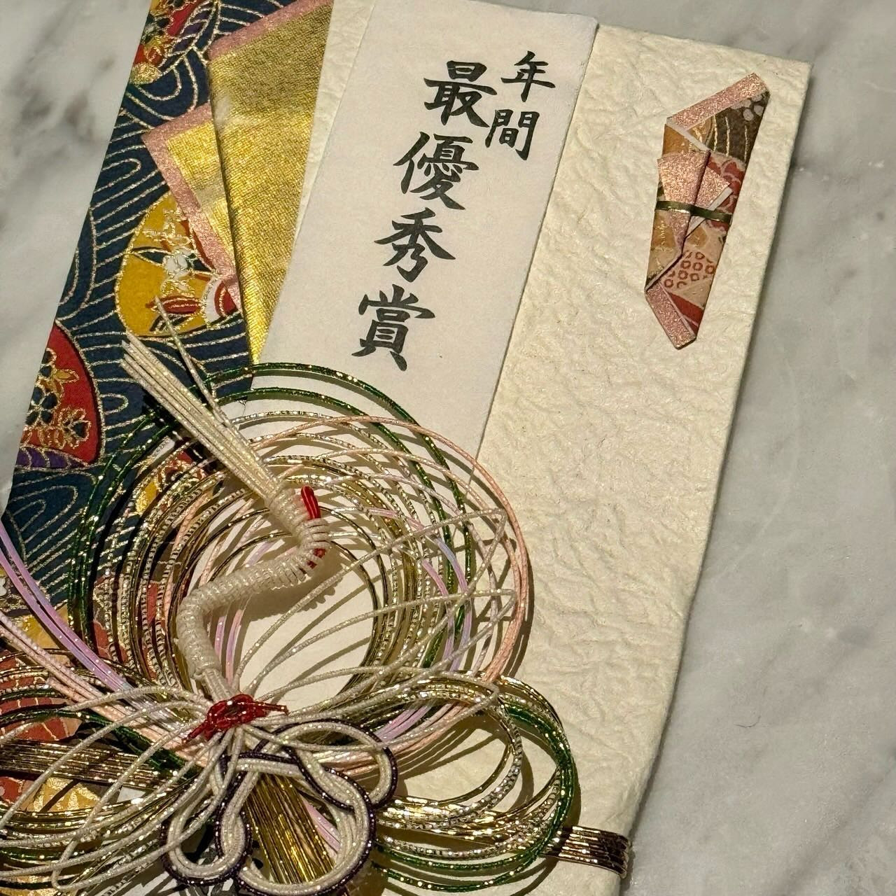 _
年明けに、コロナ禍で開催されていなかった新年会を、赤門倶楽部で働く女の子達、スタッフさんと数年振りに行う事ができ、そこで【年間最優秀賞】として表彰して頂きました。

これまで数年間、赤門のナンバーワンとして頑張ってきた事が、最後にこのような賞をいただけたことで評価していただけた気持ちになり、とても嬉しかったです‼︎
もうナンバーから抜けているので、最初で最後の表彰でしたが、いい思い出になりました！