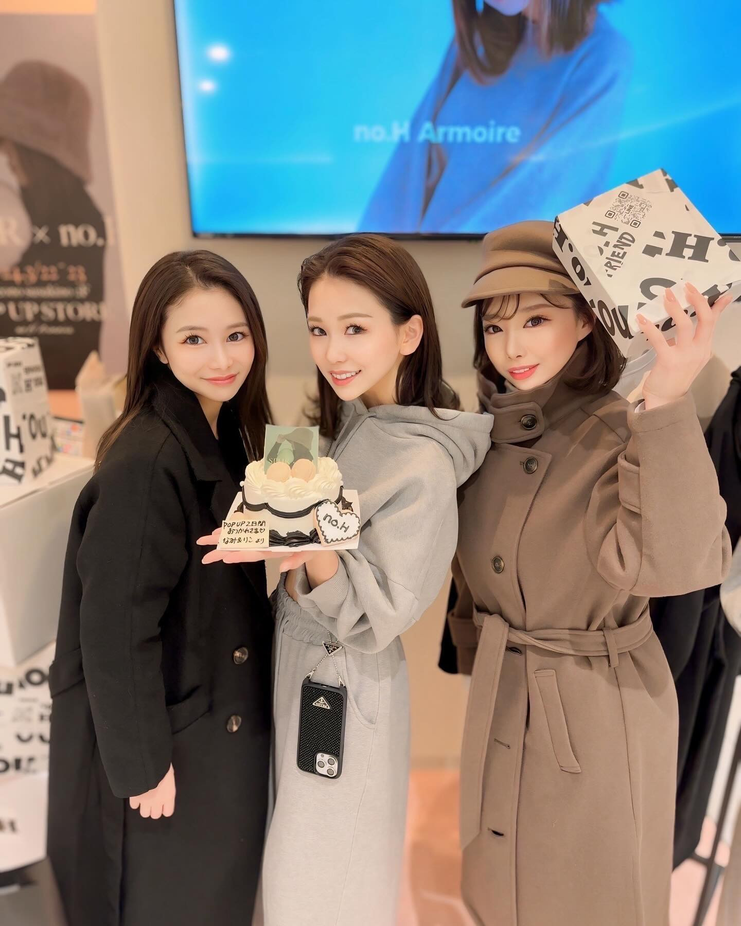 _
no.H POP UPイベント🫶🏼✨
2日目🤍
しょんぴぃケーキさん、わがまま聞いてくれて有難うございました🙏🩵
りことなみからサプライズケーキ😻