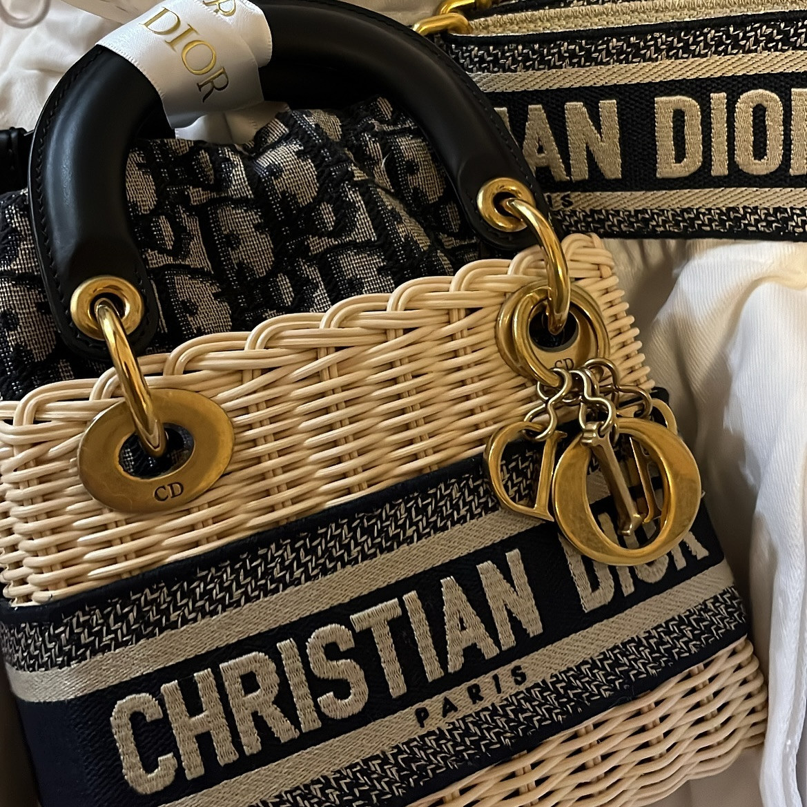 皆様こんばんわ⭐️
今日はゆあの宝物を紹介します🤍
綺麗な髪の毛の女性がシンプルなコーデに持っていた鞄を
見てから忘れられずずっと欲しいなと思っていたDIORの鞄🧳
サイズからベルトデザインまで何から何まで可愛すぎてもう
デザインした方本当に素敵すぎます🤔✨
そして何よりゆあの宝物にしてくれた方には本当に感謝です🎀
鞄を見ながら軽くご飯5杯は行けます（やめときます）🍚💭
夏に使うのが楽しみです🌴🩵
皆様お気に入りのものがあれば教えてくださいねっ✨
📍　@clubgalle2580 でお待ちしてます☺️

