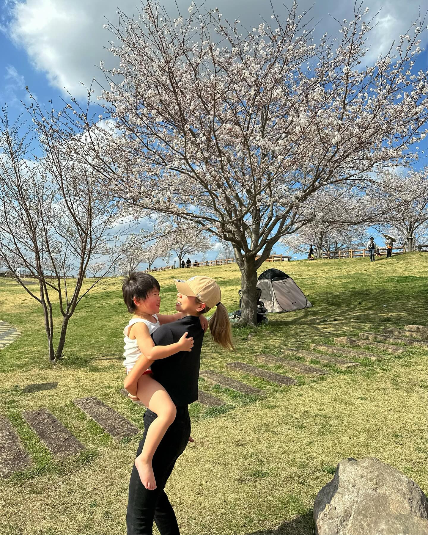 🌸🌸🌸
記憶がもはや曖昧なワーキングママライフだが、
2歳の頃は確か、抱っこしまくりで勘弁してくれぃ
と思っていた。今はいつまで抱っこさせてくれるかな
(出来るのかなw)と思う日々よ💭どちらが親なのか？
と笑いが起きるほど、逞しさと優しさに感謝してるよ☺️

#今年もギリギリ撮れた #花より川 #花より遊具
#3歳10ヶ月 #3歳男の子 #ママライフ #愛息子
#スパイダーマンになりたい系もうすぐ4歳児🦸🏻‍♂️