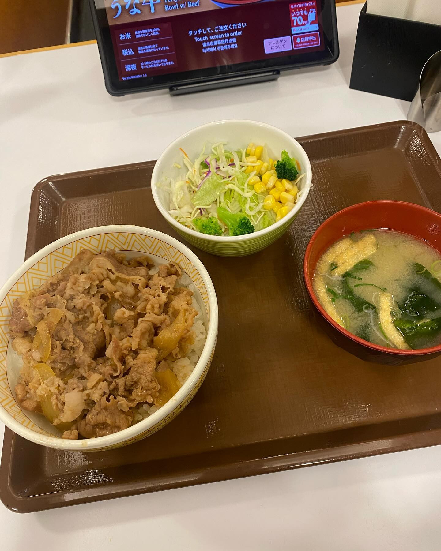 人生初のすき家行ってきました！
行く機会がなくて気がつけばこの歳になってたんですが…

私には少し量が多かったです(´・ω・｀)

なんかご飯に投稿多いなぁ…笑

@clubgalle2580 

#クラブ我礼
#デブ活
#初体験