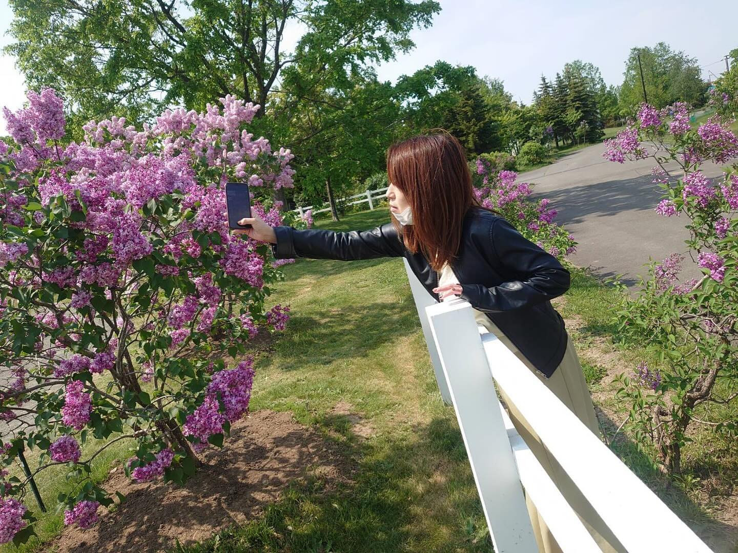 お休みならではのお話ですが、普段お昼の仕事がある時はお店に入ってから外に出ることがないので最近の暖かさをあまり体感してなかったのですが…
こんなに暑かったなんて💦

来週あたりには桜の開花もするようなしないような…

やっと春だなぁと思ったのですが春超えて夏になりそう💦

ライラックまた観に行きたいなー☘️
お写真は2年ほど前のですが…笑

今日からまた元気に楽しくのみませう❤️

@clubgalle2580 

#クラブ我礼
#すすきの
#月曜だから飲みましょう