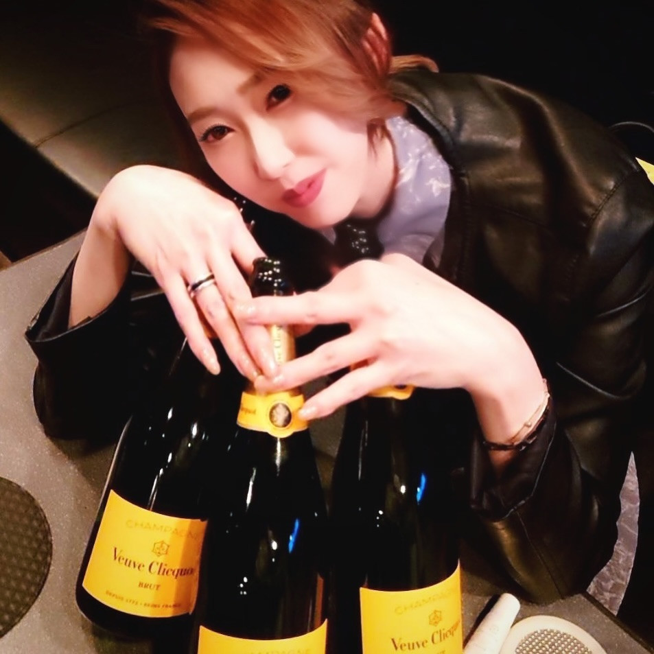 柑奈です😊

今日からお店の投稿を始めることになりました✨️

仕事後に友達と飲みに行き 

寝酒に大好きなシャンパン🥂

飲みすぎてしまった😅

シャンパンは、私のガソリンです笑

@clubgalle2580

#東陽企画グループ #東陽企画#トキオ観光
#第21桂和ビル #第21桂和ビル6階
#くらぶ我礼 #クラブ我礼 #我礼 #札幌 #すすきの