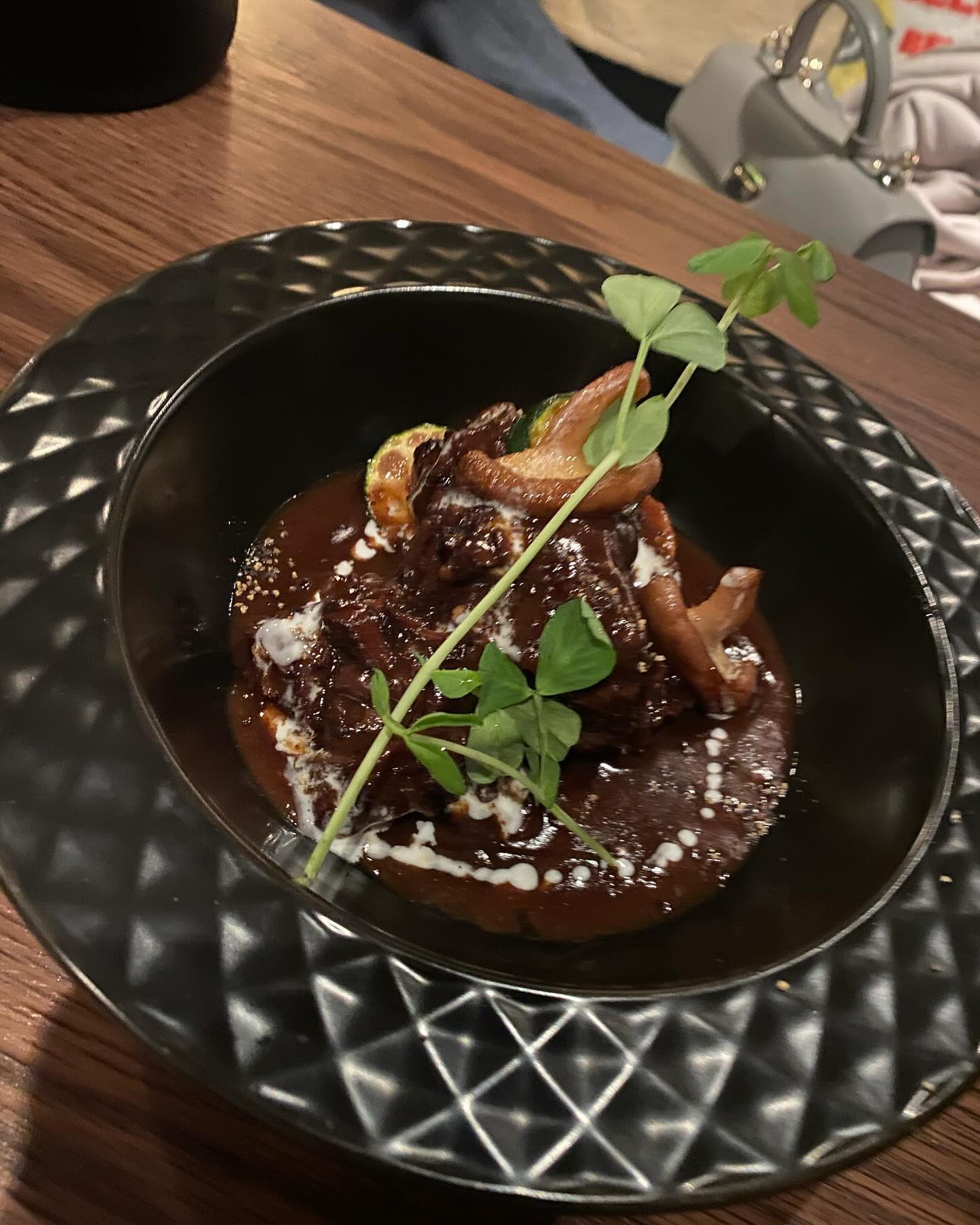 こんにちは🎶
昨日今日と雨でちょっと肌寒いですね💦
気温差に体がついていかないお年頃です(´・ω・｀)

わたしのよく行くご飯屋さん♡
お腹満たされたら幸せになる私は単純だと思ってます笑

今日も我礼でお待ちしております☘️

@clubgalle2580 
#クラブ我礼
#デブ活
#寒いの嫌い