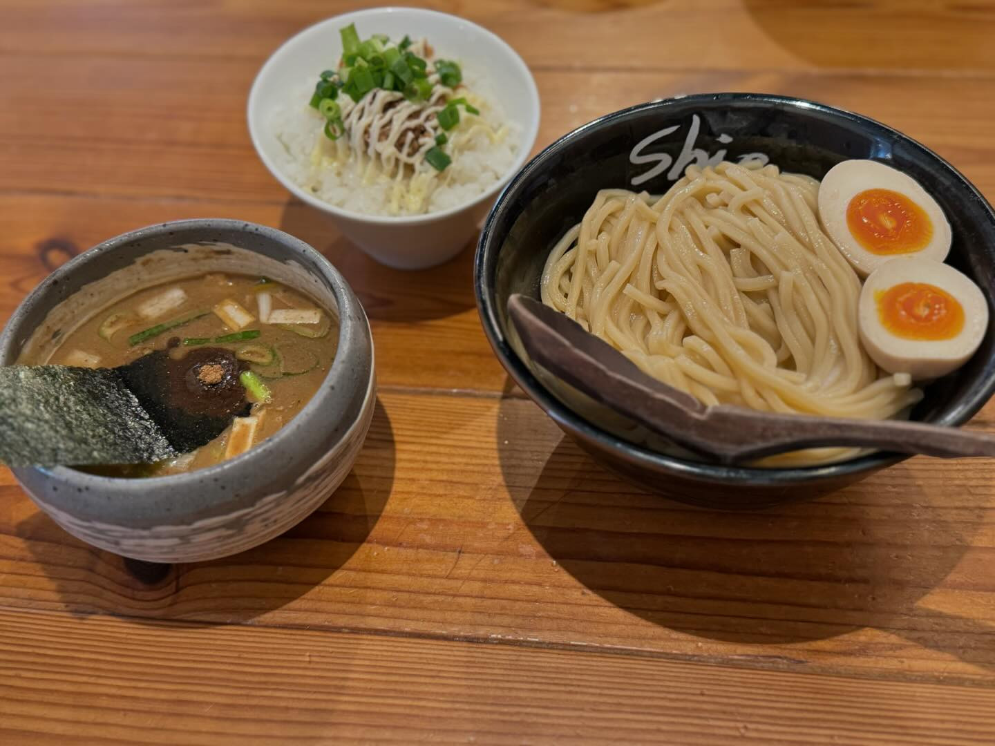 雨降りでどんよりなお天気☔️☁️
寒がりなので夏がほんと待ち遠しいです🏝️🌻

私はラーメンが大好きです🍜✨
（白米も一緒に食べたい🥺）
夜中には絶対に食べないようにしてて
気をつけてはいるんですが・・

最近はつけ麺にハマっていて、
先日のお昼間に行った
【つけ麺shin】さんです🌼

月寒にあるお店ですが美味しくて感動なんです🥹🤍

あー、また食べたい😫✨
食べてる時、幸せそうだねと言われます笑

今日も雨降りにも負けず、元気に過ごしたいです⭐️
@clubgalle2580 

#すすきの
#クラブ