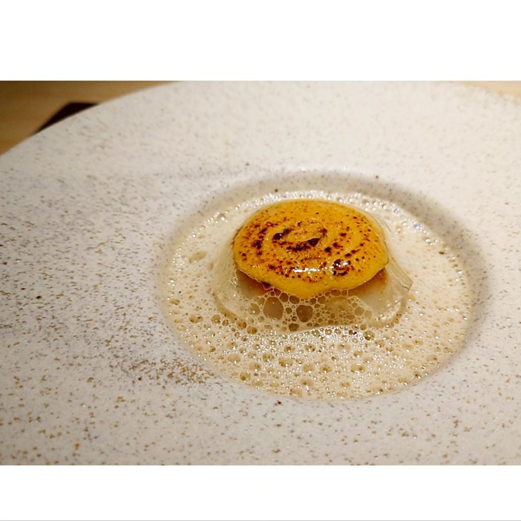 .
ロランジュ♥️

京都移転のため閉店したロランジュ…
閉店前いけなかったなーと思ってたら工事が遅れてるらしく3,4月限定で特別営業が✨

wine bar Amuでの営業、Amuの方と一緒に京都で新ロランジュをスタートするからみたい🎉

隣のお姉さんも一人で来てたのだけど凄く食通っぽい感じでかっこよかったなあ〜

鱒が出てきたときのお皿を見て、織部ですね！みたいな😮
マスオリベルというワインがあるらしく言葉遊び的な感じで鱒+織部でってことだったのか…？？
なんか鱒といえば織部くらいの定番ぽい言い方だっ