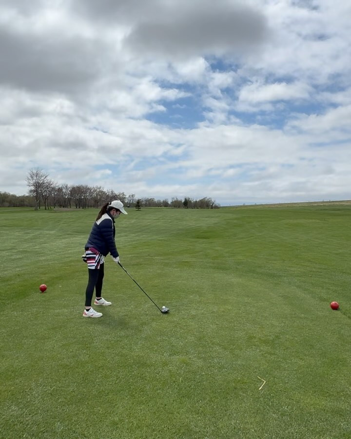 今年初ゴルフに行かせていただきました⛳️✨
風は強かったけど雨も降らず☁️🏌️‍♀️

私がこんなんだから😂（運動音痴）
師匠疲れさせちゃったかな・・🫠😇笑
（師匠はかずみチーママです🏌️‍♀️⭐️）
@galle.kazumi 🙇‍♀️🍀

初めの頃はスコア200越えだったけど
今回は138でした😆🤍
バンカーも全部一回でだせた😊

ナイスショット言ってもらえて、喜ぶ私👶🌼

@clubgalle2580 

#すすきの
#クラブ我礼
#ゴルフ