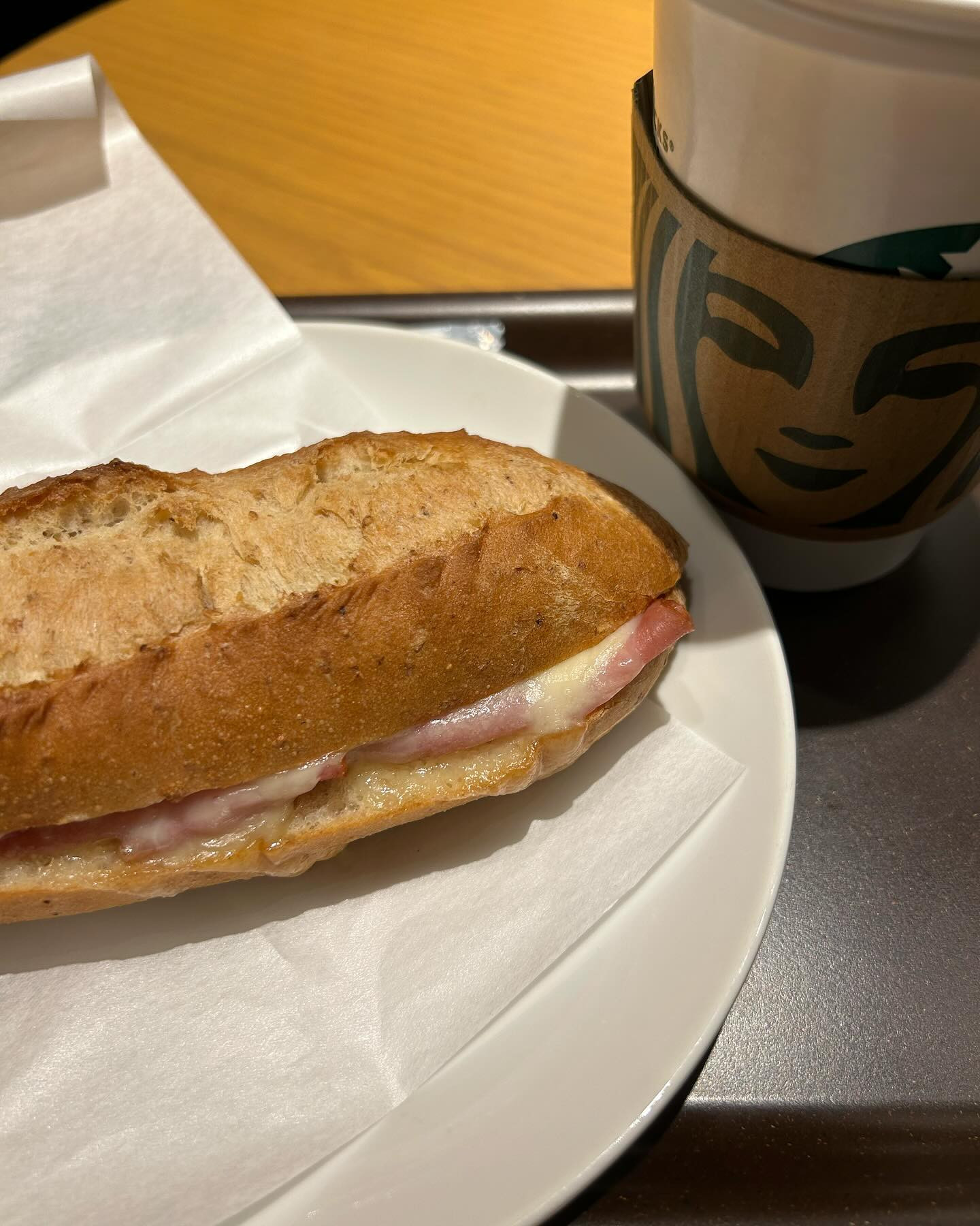 こんばんは🌙昨日はお休みだったので、ゆっくりしましたぁ〰️☆皆さんは休日は何をして過ごしていますか？？休みの日はリフレッシュするようにしてます☆整体、大浴場(お風呂、岩盤浴)、映画、カラオケ、ヘアサロン、ショッピングetc.他にもたくさんありますが…今週も頑張りますので宜しくお願いします☆今日も出勤します☆ #札幌 #すすきの #クラブ我礼@clubgalle2580