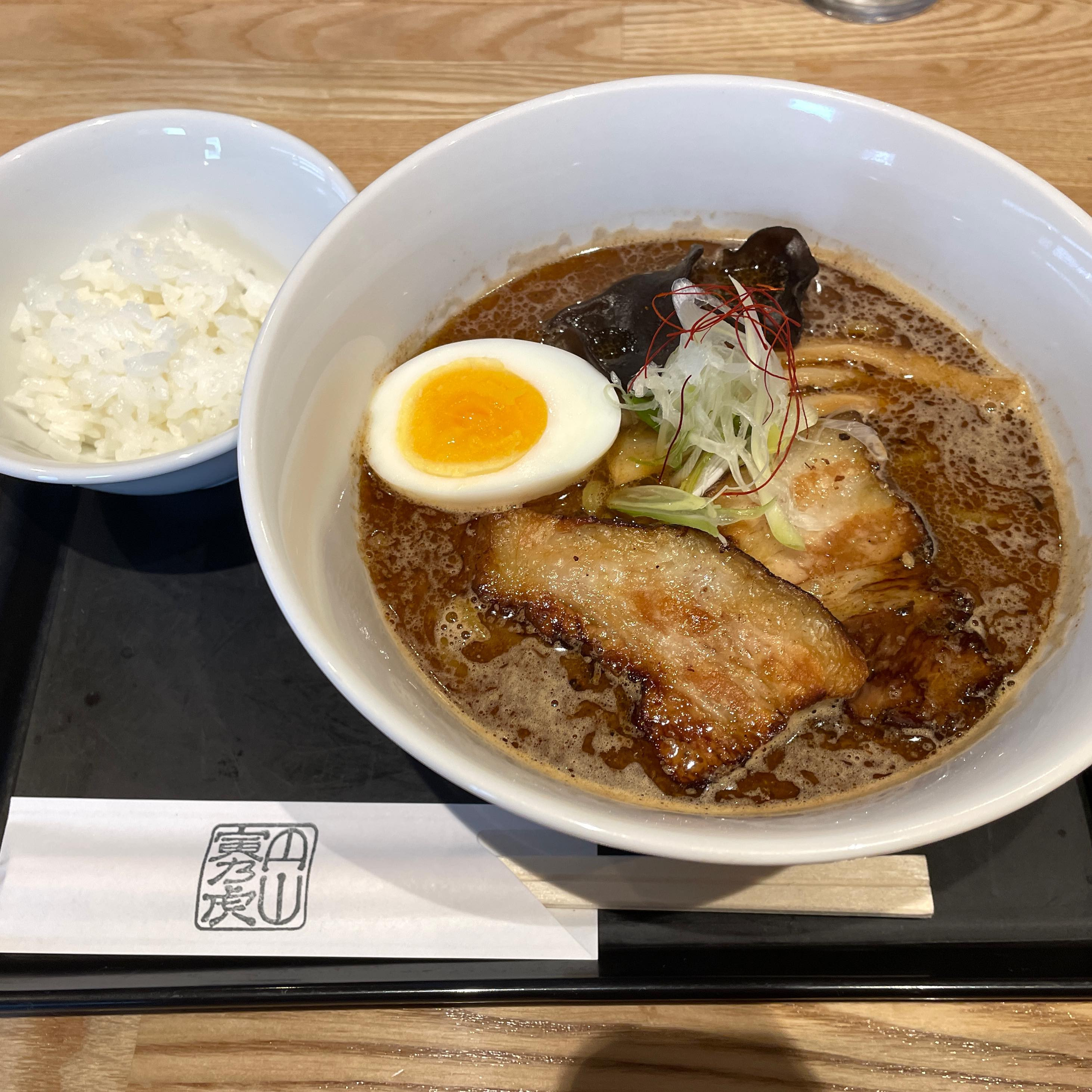 ラーメン食べすぎだなぁー
でもやっぱり好きだなぁー😖💛

こってりチャーシューって
基本的に苦手なんだけど
ここのはとろけて美味しすぎるし
スープと合っててたまらん〜💕

エナジーチャージ🙌

今週もよろしくお願いします！

┈┈┈┈┈┈┈┈┈┈┈┈┈┈┈┈┈┈ 

札幌市中央区南6西4第21桂和ビル6F 
クラブ我礼〜Galle〜 

 @clubgalle2580 

┈┈┈┈┈┈┈┈┈┈┈┈┈┈┈┈┈┈ 
ご来店予定の方はDMください💌 
 
#寅乃虎 #ラーメン #カレーラーメン 札幌ラーメン #