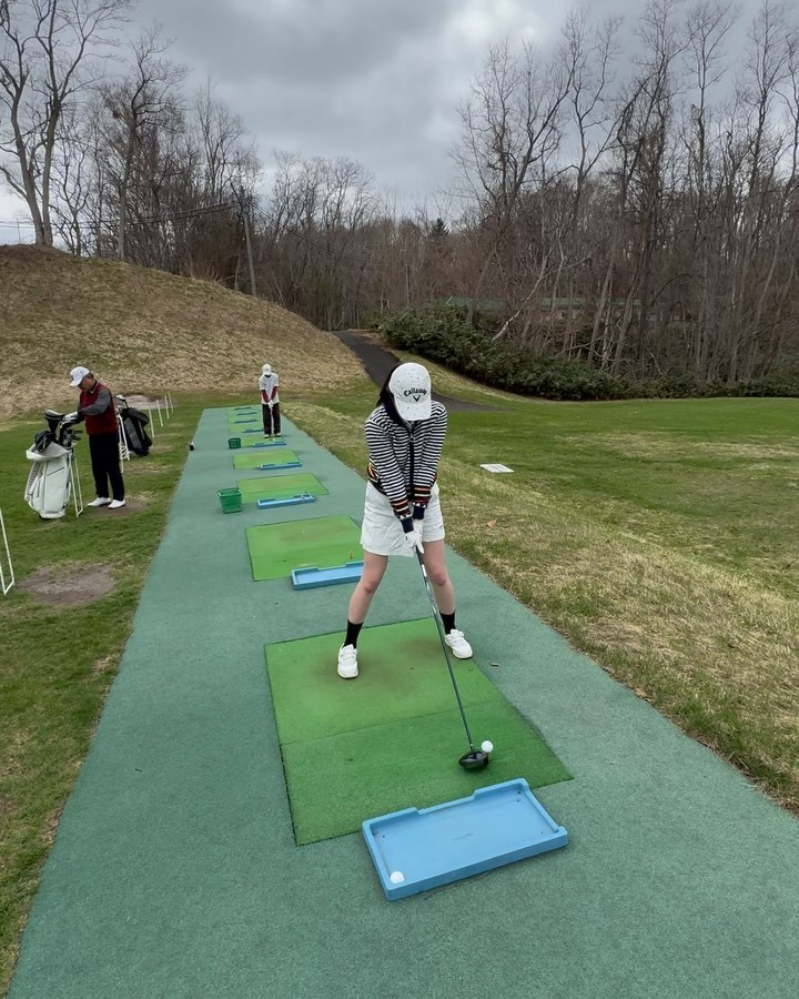 二日連チャン✨
ゴルフ行ってきました⛳️🏌️‍♀️

スコアは157です😇
（どうか温かく見守り下さい笑）

1枚目の動画はコース回る前の練習です🌻
すぐおだちます😂

実は昨年は一回しか行ってなくて・・
今年は頑張りたいなぁと気合いはありますが
自分の下手さに参りました😂🫠

あっちこっち行きすぎ問題です⚠️
まだまだ修行です🧘‍♀️

けど終始、笑いっぱなしで楽しかったので
良きです😊🌼
こんな下手っぴな私を連れてってくださって
感謝です⛳️🙇‍♀️✨

@clubgalle2580 

#すすきの
