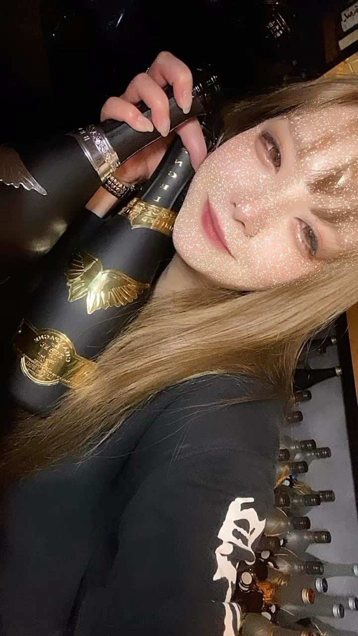 こんばんは、ゆきです😊

2月の写真（？）使い回し✌️

暑い…手汗も何汗も全部出てくる…
ゆきはゆきなので冬まで引きこもりたい暑い

夏はいやだぁあ！

本日21:00よりいます💪

 #諏訪市  #キャバクラ  #キャバ嬢  #CLUB K
 #痩せたい  #暑い