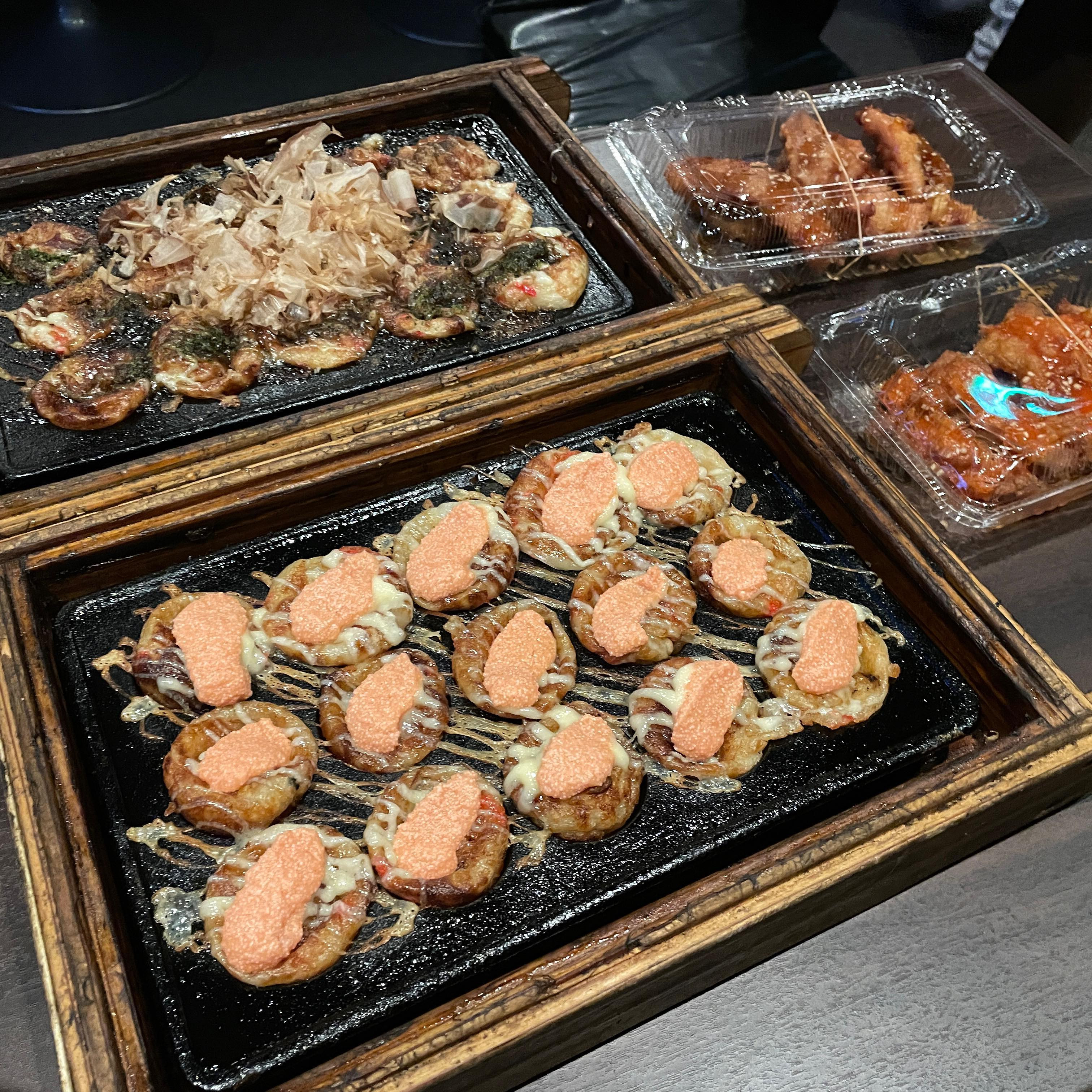 先日我礼終わってから
飲みに行ってタコパしたっ🐙

たこ鉄うんまー！

この日は朝まで飲みました(笑)

┈┈┈┈┈┈┈┈┈┈┈┈┈┈┈┈┈┈ 

札幌市中央区南6西4第21桂和ビル6F 
クラブ我礼〜Galle〜 

 @clubgalle2580 

┈┈┈┈┈┈┈┈┈┈┈┈┈┈┈┈┈┈ 
ご来店予定の方はDMください💌 
 
#たこ焼き #タコパ #たこ鉄 #すすきのグルメ #クラブ我礼 #クラブガレ #ガレ #北海道 #札幌 #すすきの #ススキノ #クラブ #すすきのクラブ #ホステス #すすき