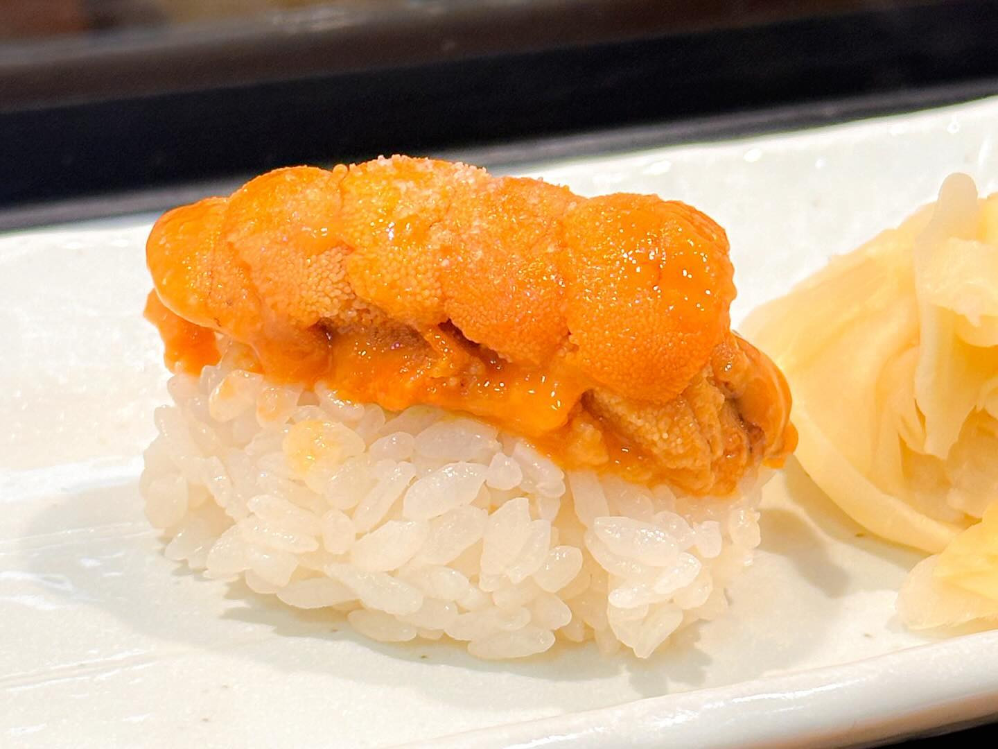 .
吟遊 @ 神楽坂

初めて行ってからかなりお気に入りになった吟遊
今回も本当に本当に全部美味しかった～～！！
うに大好きなんだけど、リクエストしたら2種類の食べ方で食べさせて貰えてハッピーすぎる、板前さんって本当に凄い💯

マグロの頭肉も食べたんだけど、炙りで食べるのがオススメ！少ししっかり目の筋が火を通すとホロホロになって、脂と一緒にとろけてめちゃくちゃ美味しかった！！

また季節ごとに行きたい✨誰か行こう～

#吟遊 #鮨 #寿司 #寿司屋 #鮨屋 #神楽坂 #東西線 #東西線沿線 #神楽坂グルメ