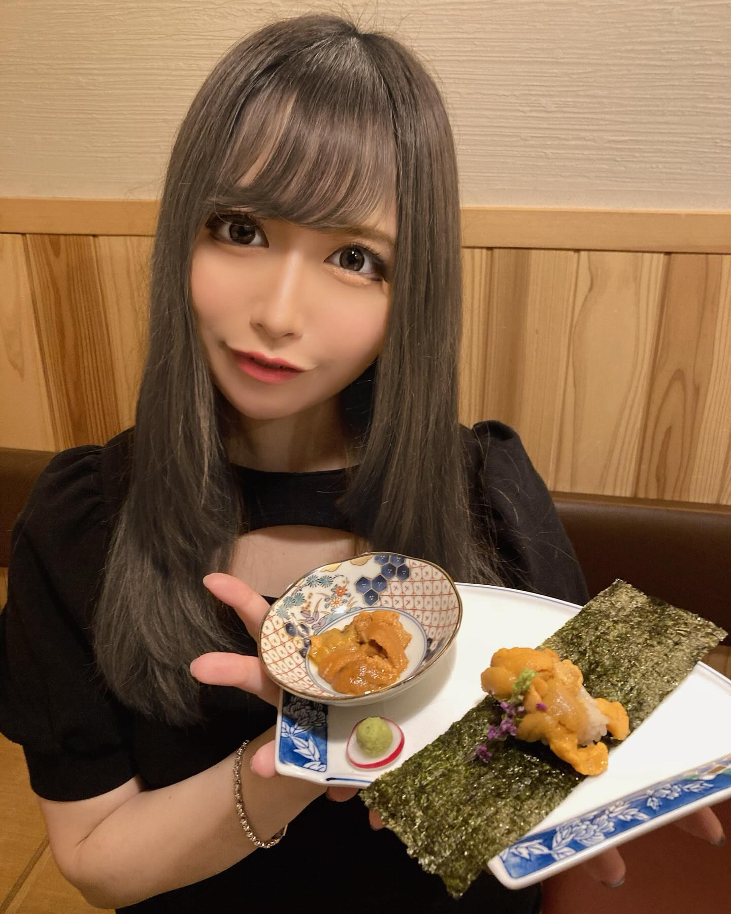 🦪
秋葉原駅昭和通口からすぐの
どまん中 はなれ に行ってきたよ👌🏻

スパークリングで乾杯からスタート🥂
コース内容は

前菜　　　生雲丹2種　塩水雲丹・生うにドック
牡蠣　　　本日の生牡蠣～こぼれいくら～
刺身　　　厳選　お取り寄せ　喉黒～のどぐろ～と旬の地魚の盛り合わせ
　　　　　本日入荷ののどぐろと特選鮮魚の盛り合わせです。
焼き物・煮つけ　　のどぐろ一本焼きor煮つけ　　　　　
天ぷら　　　　　　大海老と山菜の天ぷら
飯　　　　　　　　国産牛と生うにの釜めし
〆　　　　　　　　漬物　赤だし

◆