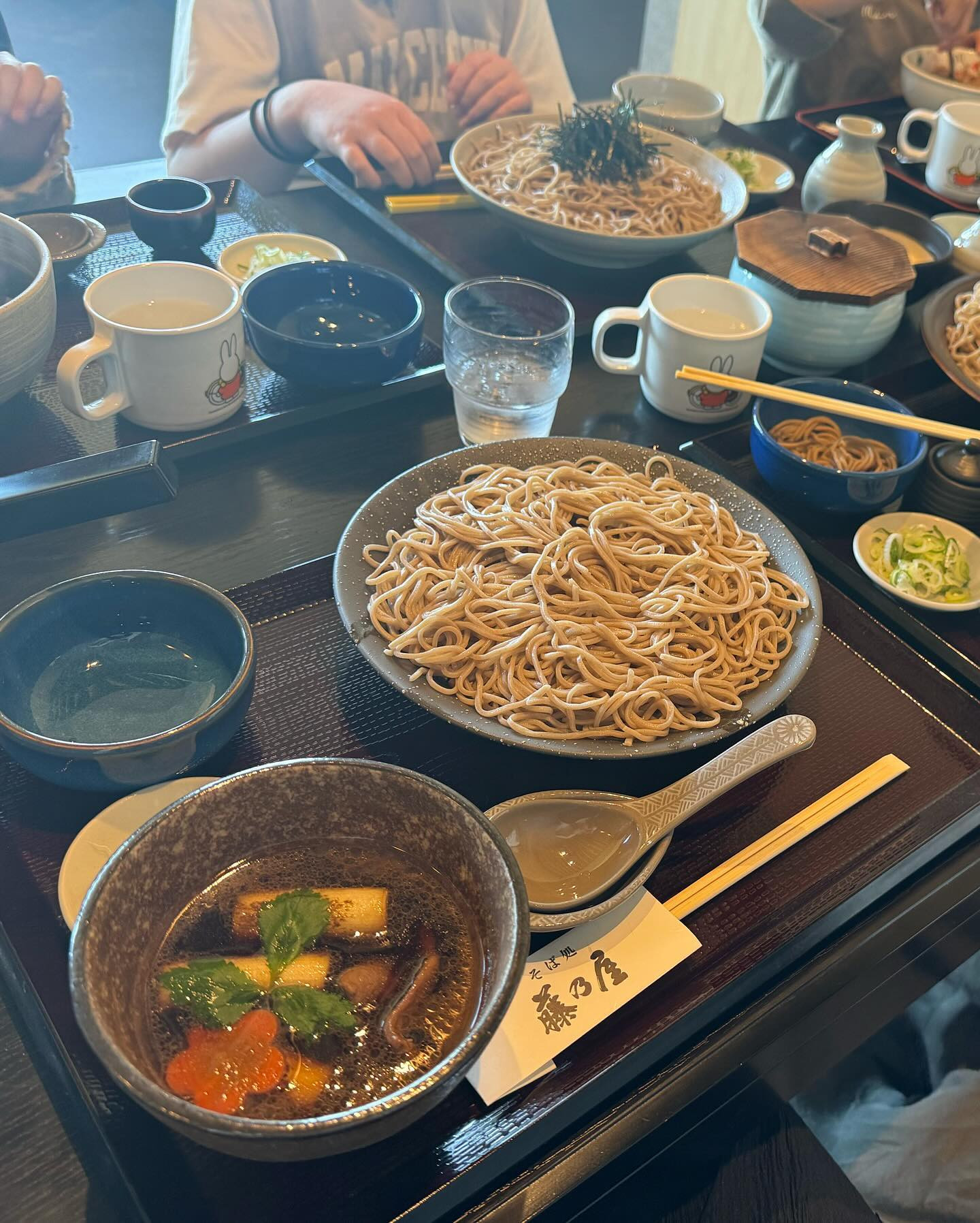 お出かけの帰り道に宮の森にある
【藤乃屋】さん🌻

小さい子供達が居てもとても親切で🥺🙇‍♀️
接客も丁寧で温かい気持ちになりました🥹🍀

鴨せいろ蕎麦美味しかったです🥰
（えび天も譲れなかった🥹笑）

とろろご飯も食べました🍚🤍幸せ💓

お腹いっぱいになった私は姉の家に帰宅して
ソファでお昼寝してしまいました👶😂
（姪っ子、甥っ子は誰一人寝てません笑）

明日からも感謝を忘れず、私は私らしく🌼
元気に頑張ります😆✨

@clubgalle2580 

#すすきの
#クラブ我礼
#藤乃屋