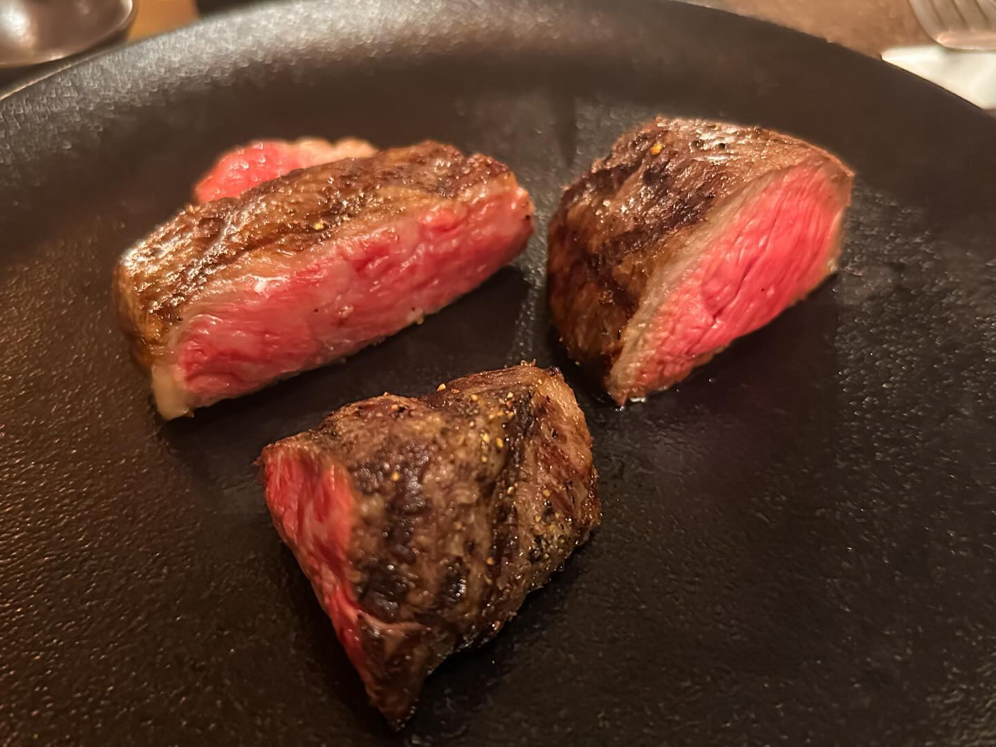 .
中勢以 @ 茗荷谷

入口を入るとすぐに大きなショーケースがあって、なかなかインパクトが大きい精肉店という感じ
でも奥に行くとレストランになっていて、ショーケースから好きなお肉を選んで調理してもらうことが出来るんだよ～～！
たくさんの熟成肉があって、それぞれの部位の説明も丁寧にしてくれて分かりやすかった💯
牛の子牛登記も部位ごとに見せてくれて、名前が付いてたからなんかすごい子牛に思いを馳せてしまった…全部美味しく頂くよありがとうの気持ちになった🥹（笑）

普段美味しいお肉を食べ比べることってあんまり無