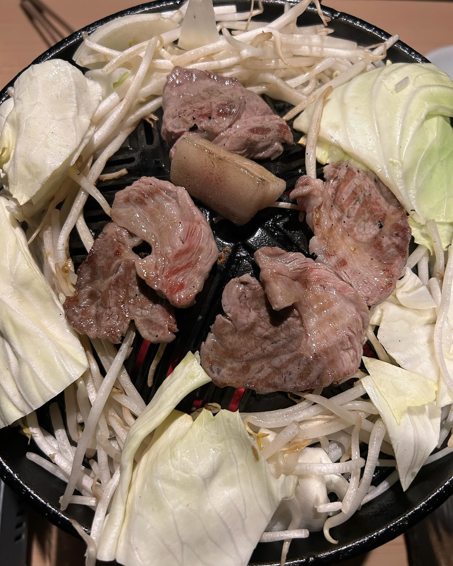 こんにちは☆皆さんはＧＷどう過ごしてますか？？先週の土曜日にお客様と同伴で食べたジンギスカン＆もつ鍋です✨️✨️久しぶりに美味しいご飯でしたぁ〰️☆Ｋさんいつもありがとうございます☆今日、明日、出勤したら、ＧＷ休みです☆5月はシャンパン🥂のイベントがあるので、宜しくお願いします✨️✨️ #札幌 #すすきの #クラブ我礼@clubgalle2580