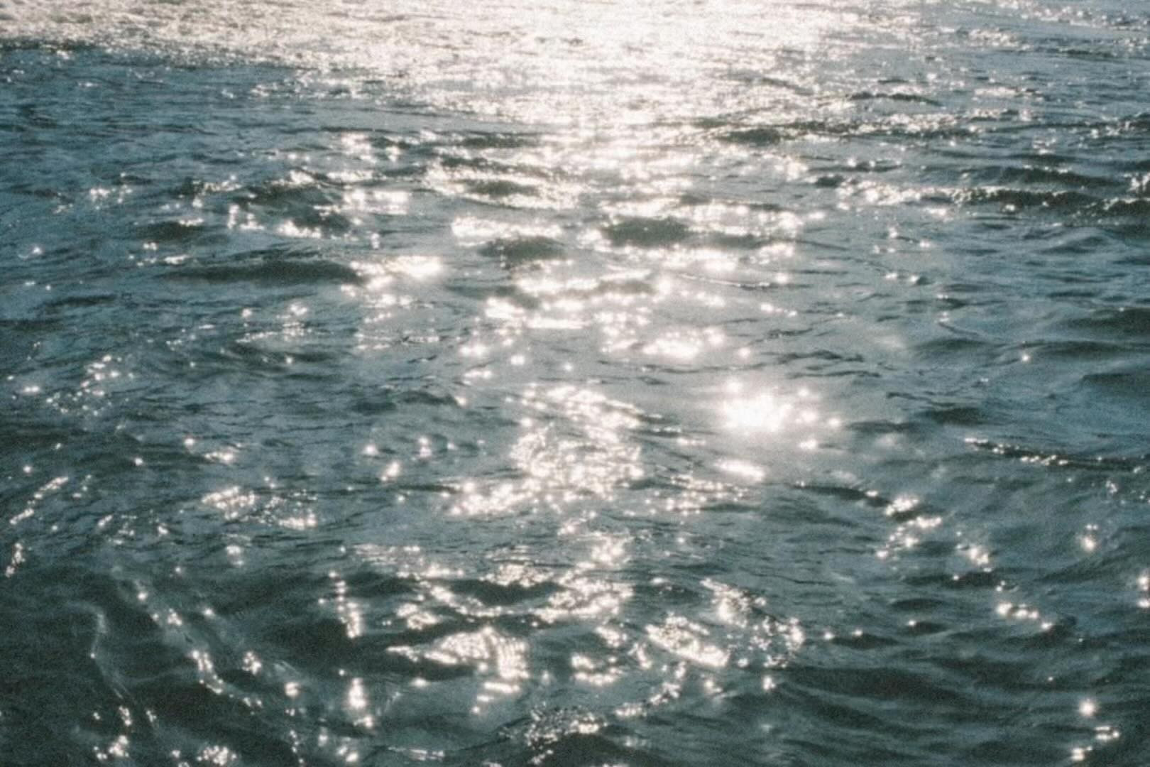 水面のキラキラとカフェラテ　*°

📷 : @jun_grapher