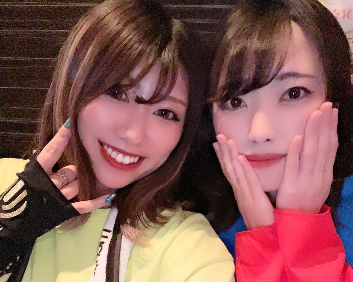 💙

フルコスふつかめは
UVERworldのファンのコスプレ🍎

何人か気づく人いて
すげーーーー❕とおもった
グローブ10年ぶりくらいにつけた
昔はライブ終わってもこのまま
飲み行ったりご飯食べ行ったりしてたの
まじすごいなーと思いながら過ごしてた🖐🏻

6月のライブたのしみだなー！🐸

あ、ミキティがベロベロで
おもろかったです🍻

#コスプレ伝 #古町コスプレ伝 #フルコス
#新潟スナック #古町スナック #snacknodoka #古町 
#新潟ナイトナビ #新潟 #新潟グラマー #新潟古町 #