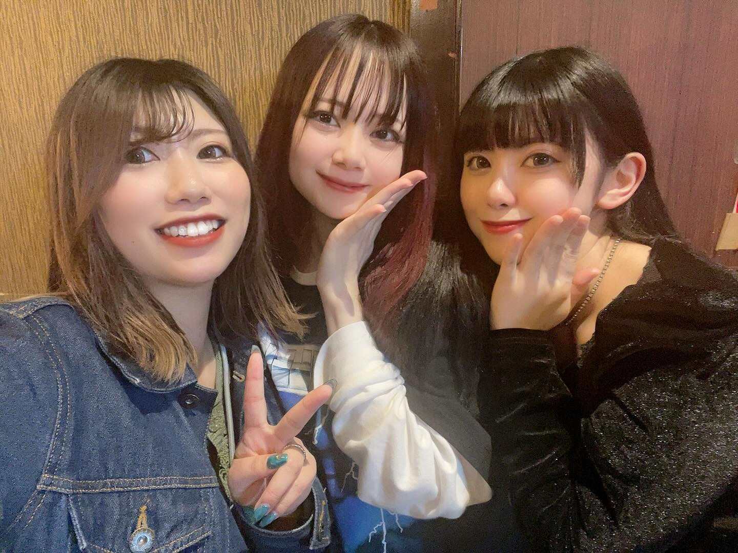 💙

写真撮ってインスタあげますよね！？！？
って強制されたので載せます🥵🤟🏻

かわいい若者たち🍋
いつもあおいさ〜〜〜ん！！！って
言って抱きついてくるのが
愛おしいんだなーこれが🫶🏻
こんどはちゃんと飲もうナ🍾

#新潟スナック #古町スナック #スナックママ #snacknodoka #古町キャバクラ #古町クラブ #古町 #ギャル #新潟ナイトナビ #新潟 #新潟グラマー #新潟古町 #新潟 #新潟駅前 #姉妹 #なかよし