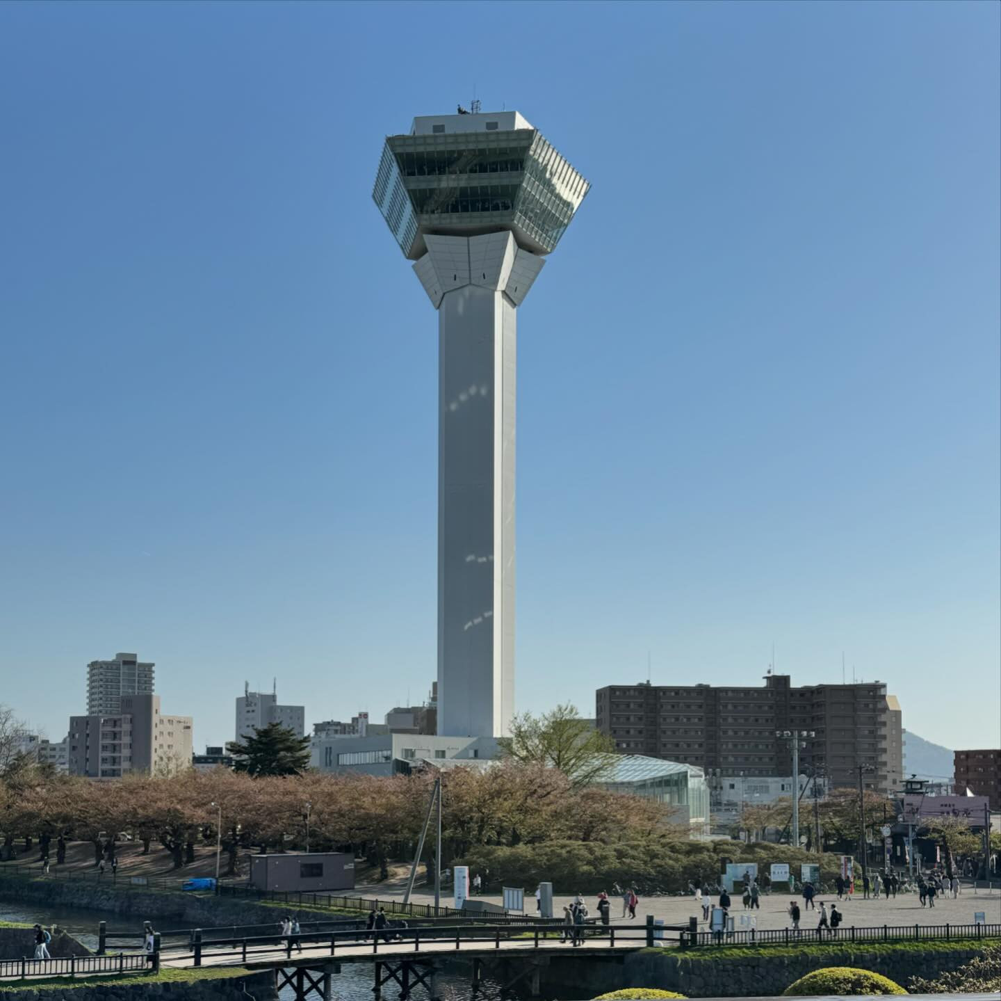 GW突入ということで函館へ行ってきました🚗⛰️✨

函館1日目🌸
片道6時間のため、お洒落重視を全無視してラフすぎる格好で車に乗り込みました😂🤣

名探偵コナンの映画の舞台が函館だったため、函館混むよ〜と耳にしておりましたがその影響で五稜郭タワーは混んでおりました😇
（私はコナンを見ていません🫠🙇‍♀️）

コナンの影響を完全になめておりました・・（小声）

寛大な心で並び・・
そして上から見た桜は・・枯れてました🤣🤣🤣
あと数日遅かったです🥺🌸

下に行けばシダレザクラが綺麗に咲いてました🎵🌸
（キャラ