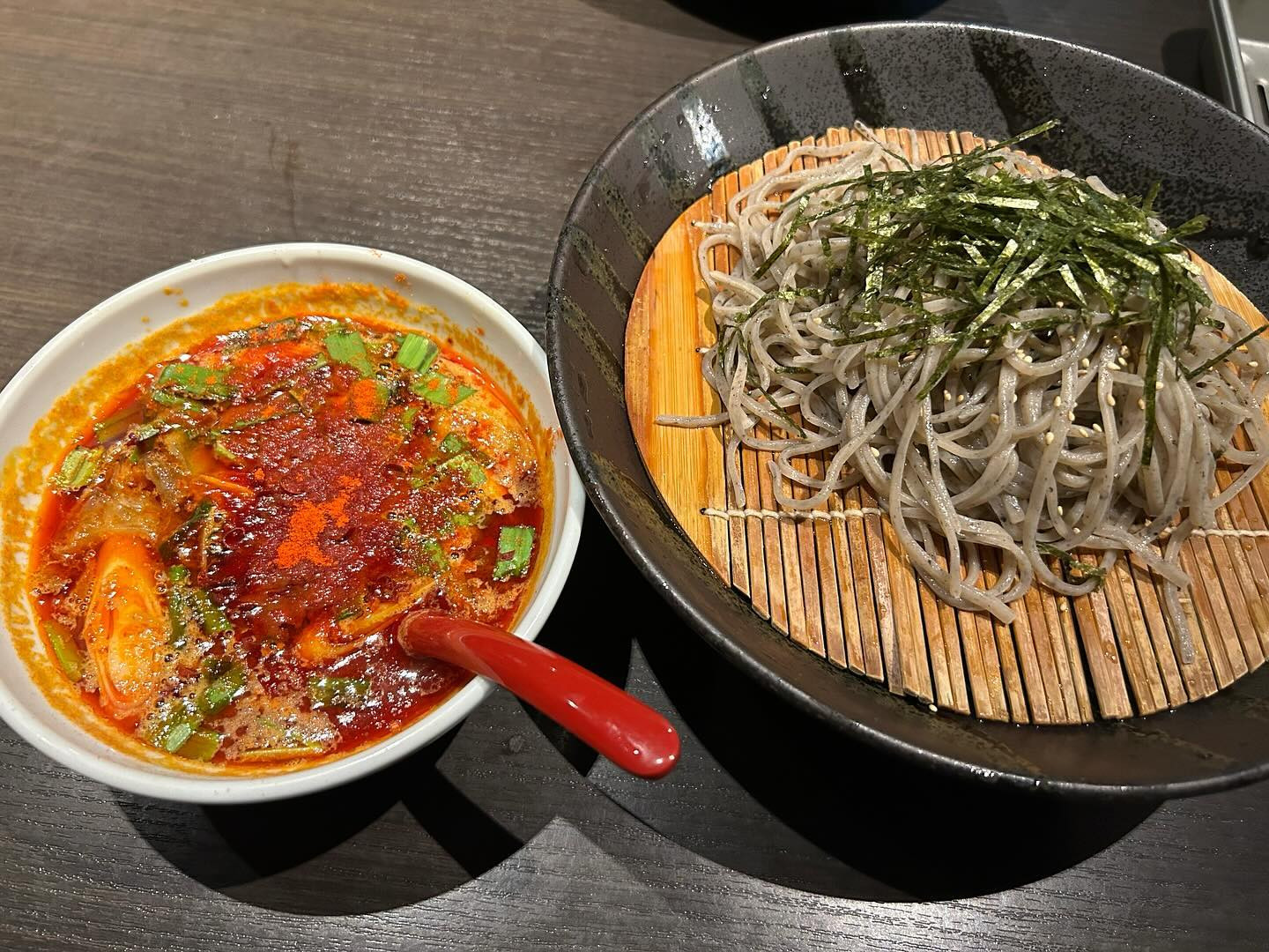 こんにちは☆

連休はあっという間に終わってしまいましたぁ〰️☆

皆さんはゆっくり過ごしてましたか？？

今年は色々と旅行に行きたいなぁ〰️☆

この間、お店の後輩と仕事帰りにかす蕎麦食べた写メです✨️✨️

ちなみに辛さは…15辛です☆

今日からお店、営業しますので、宜しくお願いします☆

 #札幌 #すすきの #クラブ我礼 @clubgalle2580