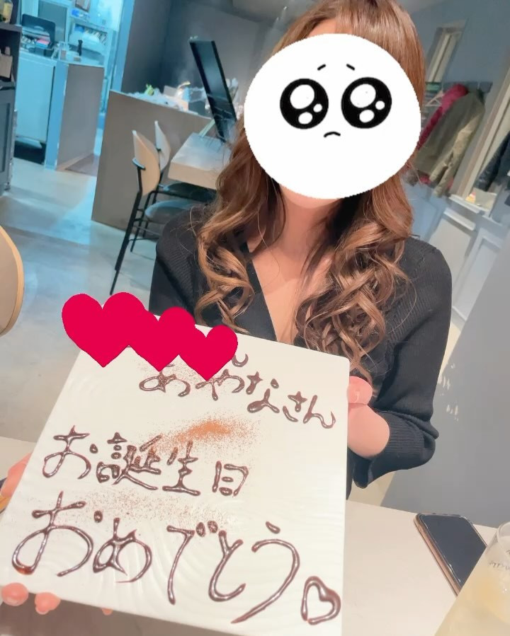 こんにちは🎵
昨日は美味しいお食事を頂きました♡
そしてお誕生日もお祝いして頂きました☘️

幸せです❤️

れなちゃん改めてありがとうございます╰(*´︶`*)╯

本日一年最後の日です🥹
今日も楽しく飲みましょう✨

@clubgalle2580 

#クラブ我礼#すすきの
#カウントダウン