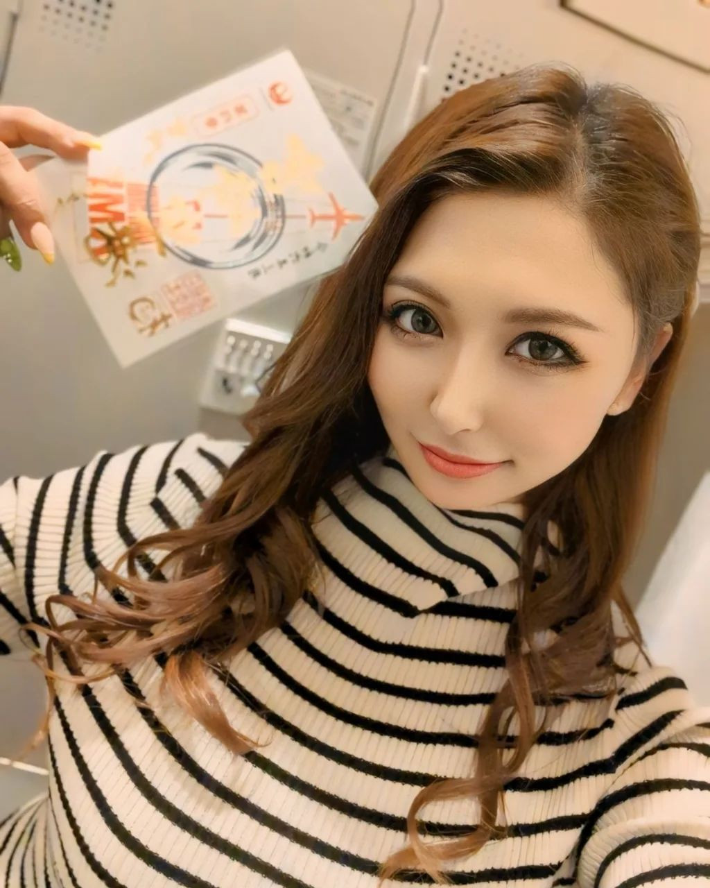 .
.
.
みきてぃが御朱印くれた💖

御朱印集めてるの言ってないのにー
嬉しみー☺️💖✨

みきみきらぶりーちゃん💖

@hibiki.group
@letoile_sinseigroup
#レトワール#響グループ #水川潤#美松ビル5F#札幌 #すすきの #北海道 #ニュークラブ #ニュークラ嬢 #すすきのニュークラ #ラウンジ #ラウンジ嬢 #キャバクラ #キャバ嬢 #ホステス #夜職 #ナイトワーク #ポケパラ #インスタ指名 #求人 #お酒好きな人と繋がりたい #キャバキャバ #きゃばきゃば#ダ