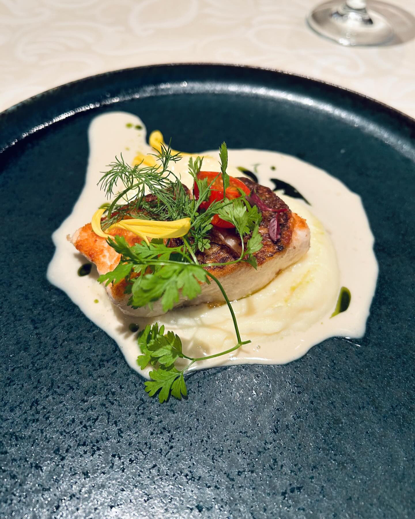 先日の家族ディナー🍽️はエディブルフラワーが印象的で眼福でした🪻
ダナン土産に母とお揃いのキーホルダー🇻🇳

#キャバ嬢 #キャバ嬢の休日 #リオグループ #誕生日ディナー #めいレポ #エディブルフラワー