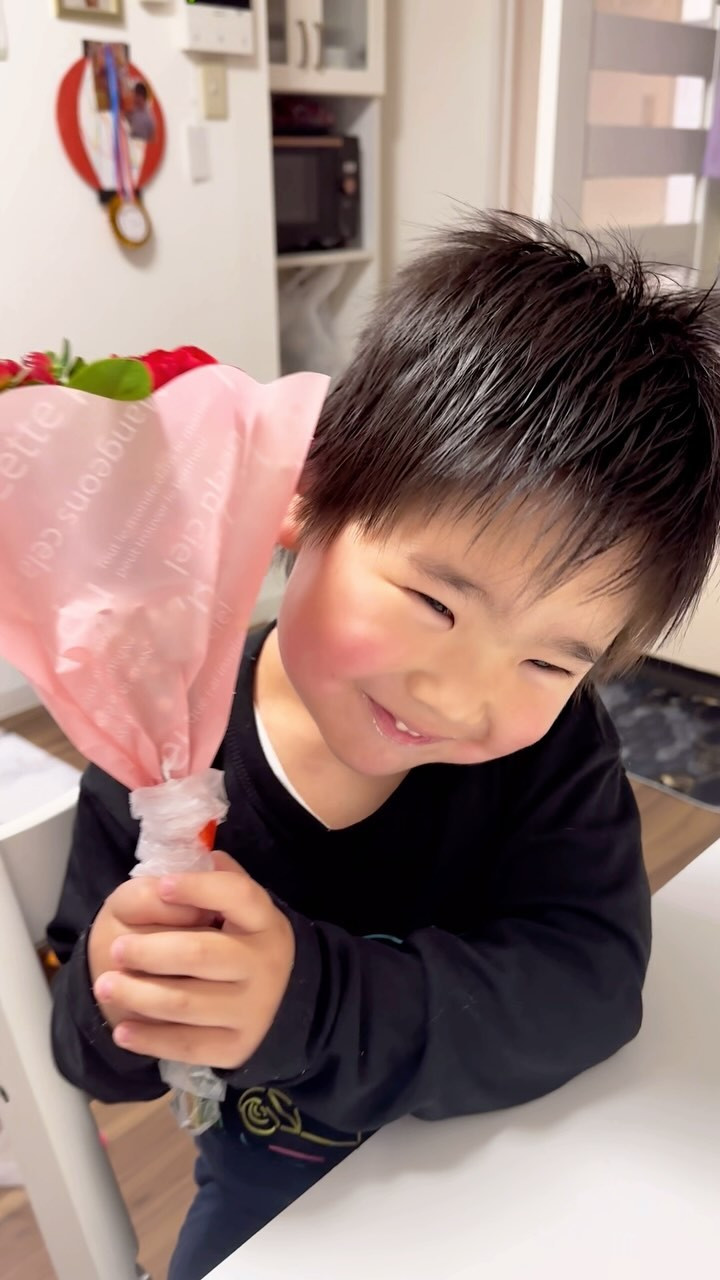 🙏🏽
母の日。とにかくありがとう😭
母にしてくれたのは、あなただし
成長させてくれてるのも、あなた
どちらかというとかなり不器用で
でも完璧主義で、パンクしそうに
なることなんて沢山あるけれど、
"お母さんだからしっかりしなきゃ"
"セラピストだから常に元気でなきゃ"
はもうとっくゴミ箱に捨てました🤗

弱い自分も認めてあげる強さを大切に
これからも喜怒哀楽を共有してこうね💕

もう大丈夫心配ないと
泣きそうな私のそばで
いつも変わらない笑顔で
ささやいてくれた
まだまだまだやれるよ
だっていつでも輝いて