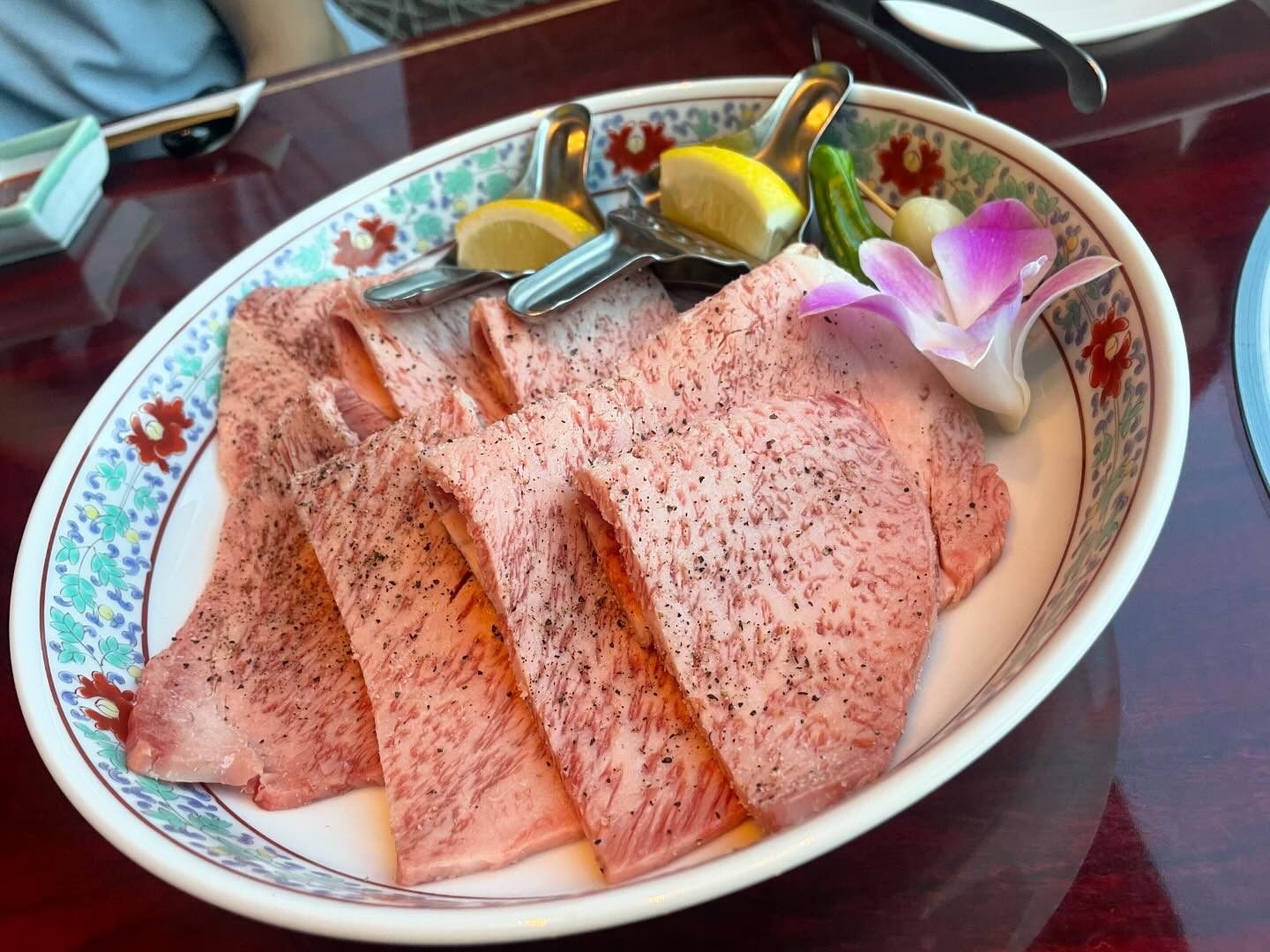 💙

みんなで競馬からの叙々苑🥩
ずーっとこの日を楽しみにしてた！✨

たぶん人生でいちばん
白いお肉たべた🥩笑
おいしくてしあわせだった〜〜

連れてってくれてありがとう🫶🏻

#新潟ディナー #叙々苑 #叙々苑ディナー #新潟グルメ #焼肉 #焼肉ディナー #新潟焼肉 #あおいの食べログ