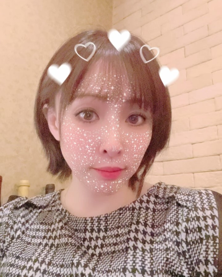 昨日は帰ろうと思ったら雨で、下まで行ったのに傘を取りにまたお店へ☔️
朝はお散歩行ってたらどんどん雨降って来て💦💦
最悪ぅ😣でした💧
明日は天気もよく、気温も上がるみたいで嬉しいです☀️

日本酒は、辛口が好きです🍶
勧められて飲んだけど、フルーティでちょっと違いました💦💦緑のビンの日本酒はフルーティ説本当なのかなぁ？！

今日も出勤してます😁

@clubgalle2580 
#club我礼#すすきの
#日本酒好き