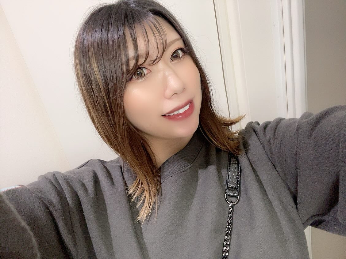 💙

日曜日、みなさんいかがお過ごし？？

わたしはお家で1人でオークス観てたよ🐎
新馬戦から応援しているチェルヴィニアが
桜花賞からの逆転勝利で
さいっっこうに嬉しかった✌🏻✨

昨日は競馬場に行ってきた！
また夏開催もたのしみだなあ🔥

#新潟競馬場 #新潟競馬 #競馬 #馬女 #うまじょ #umajo #競馬場 #ジョッキー #競馬予想 #競馬女子 #競馬好きな人と繋がりたい #ギャンブラー #ギャンブル #スナックのどか #snacknodoka #新潟スナック #古町スナック #古町 #スナック