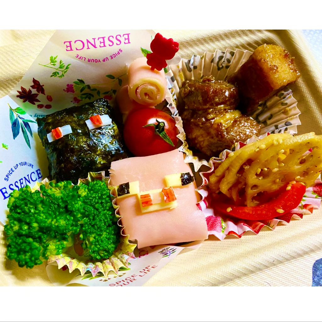 .
愛情弁当day🍙

今年もやってきた、まなみが一番大変なイベント…
指名の子から手作りお弁当をもらえるよーってやつ

今年はマイクラ15周年ということでマイクラのキャラ弁に🎉

1日目はエンダーマン/ブタ
2日目はエンダーマン/ニワトリ/TNT

YouTube見ながらやったけど不器用さが隠せない笑

やさいシートがダイソーに売ってるらしく探しに行ったらもう取り扱いが終わっててクリーパーとハチは作れなかった🐝

投票してくれた方ありがとうございます🦄✨

料理はできないからいつも通りご飯は成形して、お