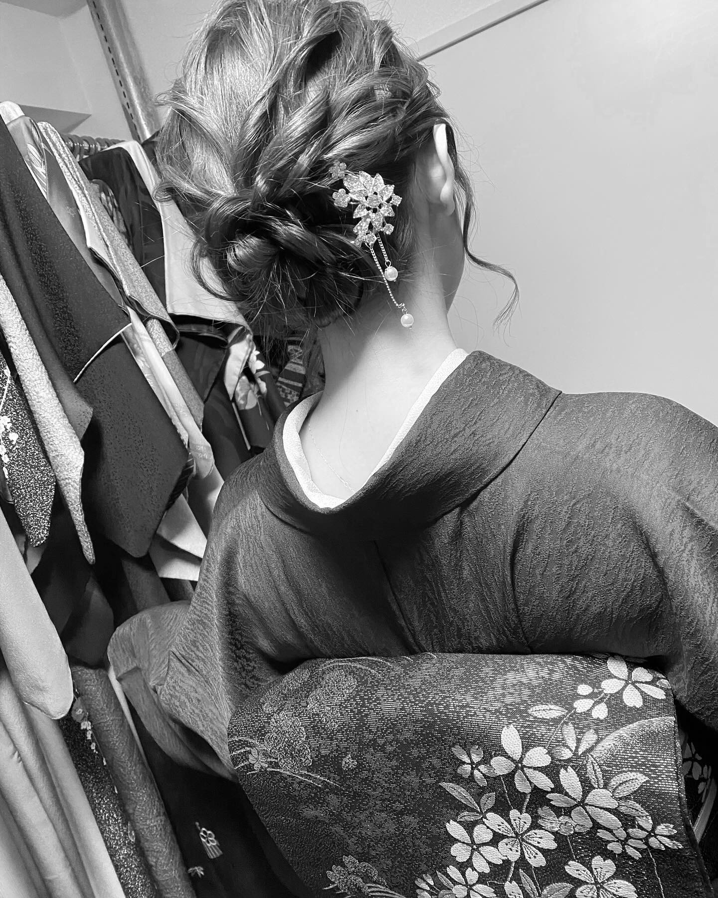 今日も元気に飲みましょ♡
お着物って素敵♡
お着物に着られない女性になりたいです✨

@clubgalle2580 

#クラブ我礼守　#すすきの