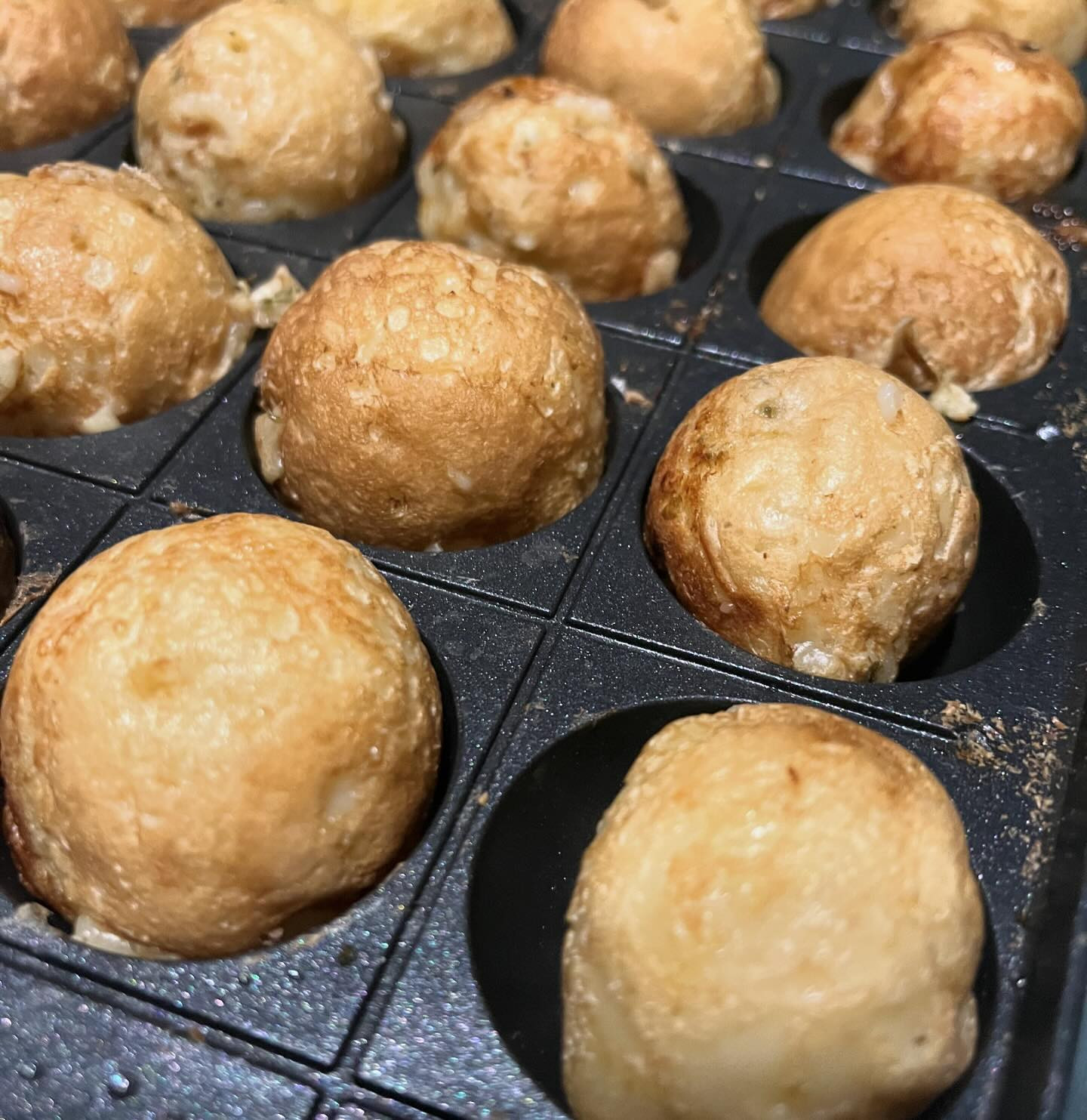 今日は雨だし、寒いですね☔️
雨降ってないからカッパ着せてお散歩行ったけど、結局泥まみれ😅
雨って本当嫌だなぁ〜雨降る前は頭痛なるし🌀雨降ったら眠いし🥱

タコパに手作りローストビーフ😋
火の通り加減が上手に出来ました🤗

今日出勤です！！

@clubgalle2580 
#club我礼#すすきの