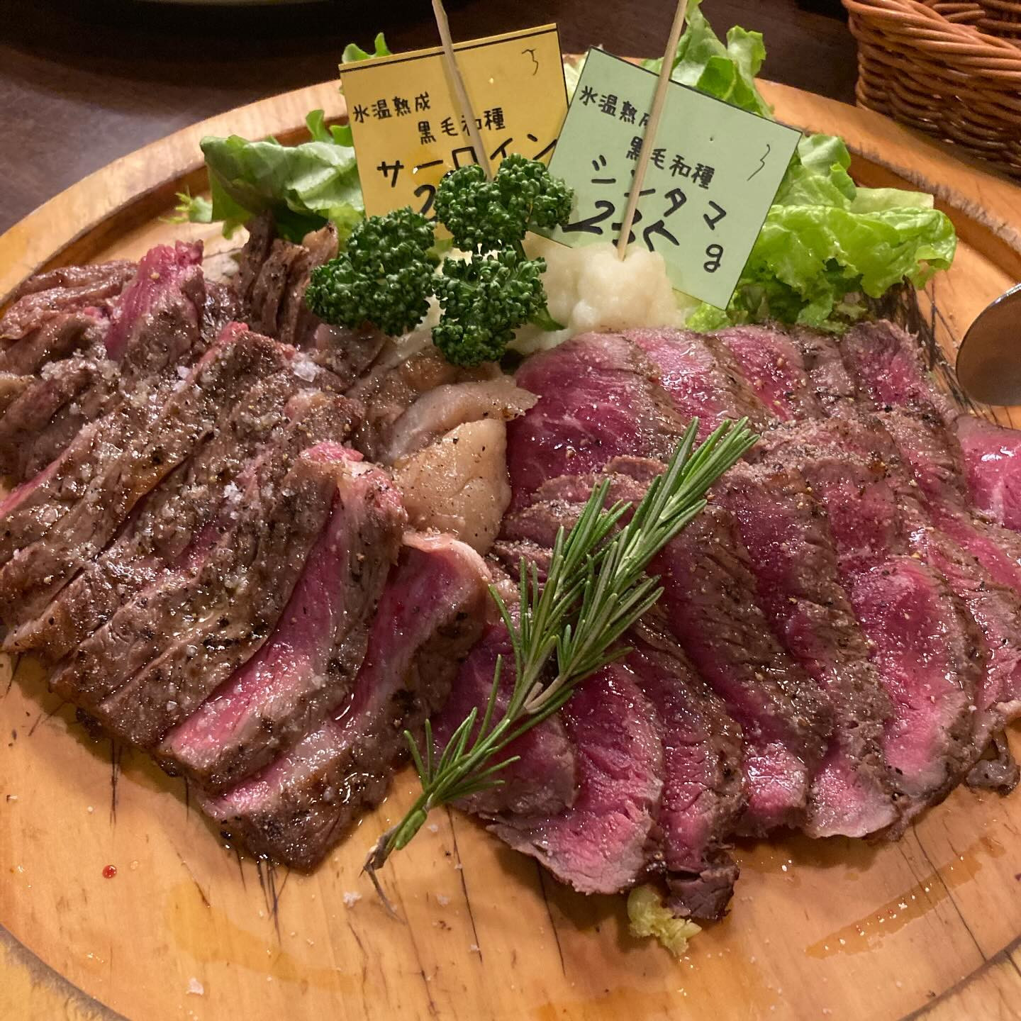 🥩
肉アバンギャルド 秋葉原

数年ぶりに行ったよ🫶🏻
気になる部位とお肉の量を選んでオーダーして
焼けるまで時間がかかるので他の料理を食べたり
して楽しめるよ🥩

どちらも柔らかくて美味しかった🥹
赤ワインといきたいお肉🥹(翌日あったから我慢した

秋葉原駅から徒歩6分程度🫶🏻
.
.
.
.
#アバンギャルド #肉アバンギャルド #熟成肉 #秋葉原ディナー #秋葉原グルメ #にくすたぐらむ #焼肉好きと繋がりたい #肉スタグラム #肉バル