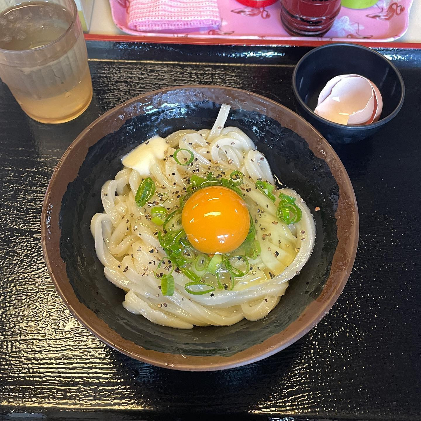 香川うどんの記録🥢

\結果発表〜/
8軒行けました！

消化早いから
小サイズを2種類頼んじゃったり
1時間もおかないで次の店行ったり(笑)

「もううどん見たくなーい！」
ってなって帰るつもりだったけど
どこも美味しくてまだまだ食べたかった🤤

さすがうどん県、どこも食べログ点数高く
行くお店決めるのも一苦労💦

①バカ一代
②わら家
③源内
④吉本食品
⑤石井商店
⑥須崎食品店
⑦麦香
⑧もり家

ますやと丸池製麺所は
お得意の「お休み女」を発揮してしまい
臨時休業で食べられず🥲

特に好みだったの