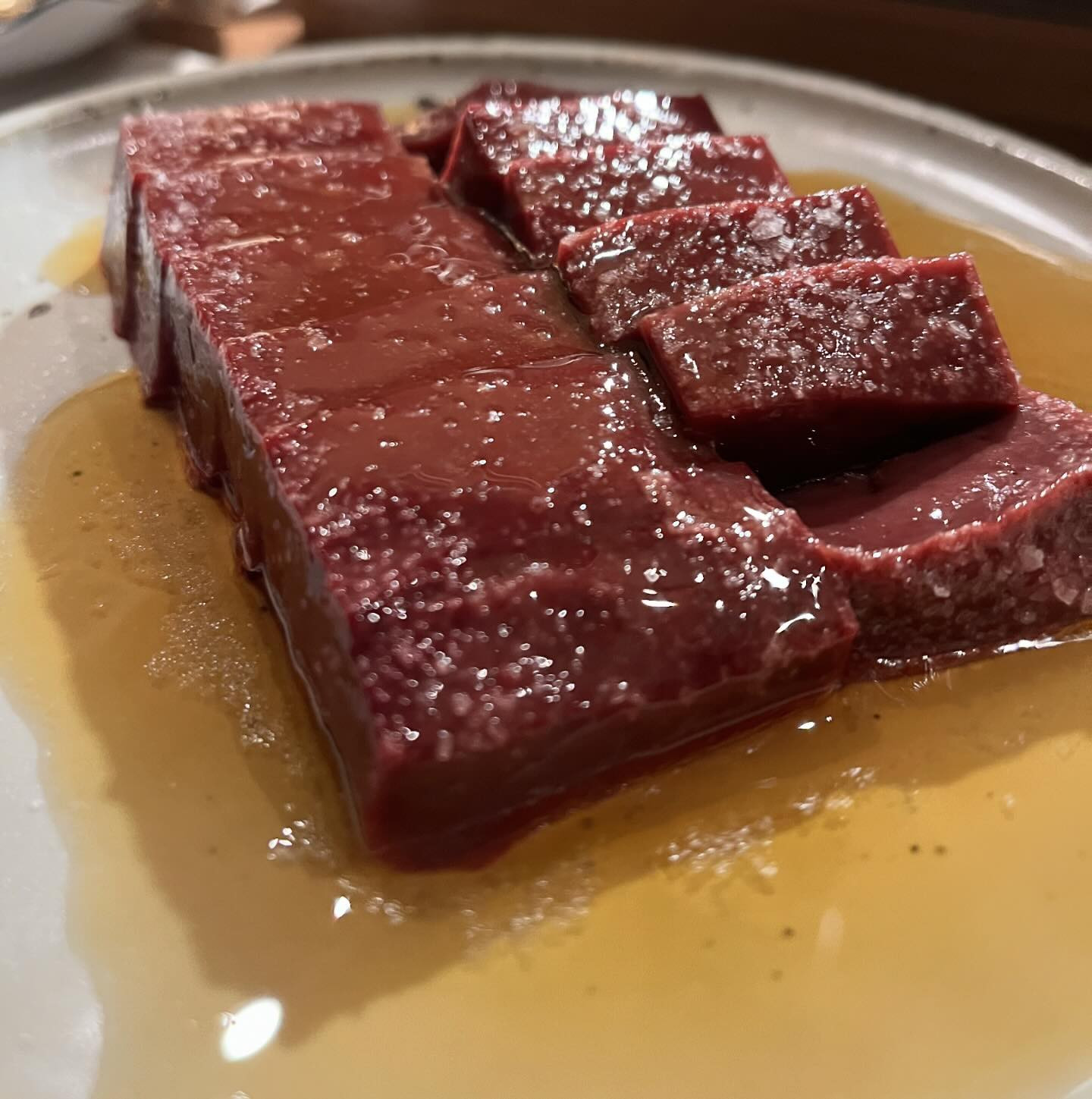 月１の大好きな焼肉屋さんへ😊✨✨
美味しくて何度も食べても、レバーと牛タンは外せません。黒胡椒を⚫︎一緒にタンで包んで食べるのも好き😋

我礼に入店して、2年以上経ちましたが、太り注意報です！！痩せねば😅

@clubgalle2580 
#すすきの#クラブ我礼
#肉好き#肉猿