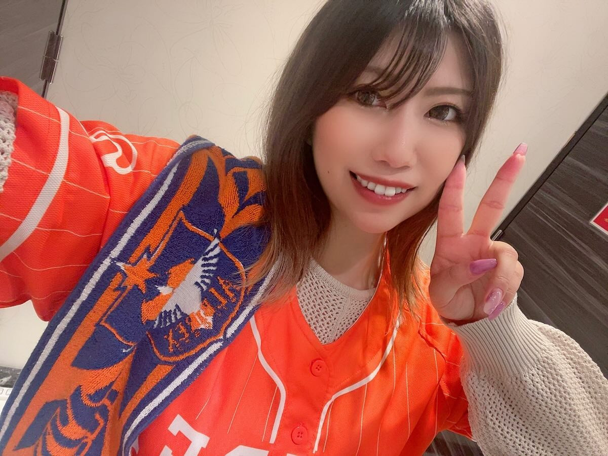 💙

2日目はアルビもホーム戦の日だったので
アルビレックスサポーターのコスプレ⚽️🧡

、、これはもはやコスプレなのだろうかw
ネタが尽きてきたので
リクエスト募集中だよん🫶🏻

#コスプレ伝 #古町コスプレ伝 #フルコス
#新潟スナック #古町スナック #snacknodoka #古町 
#新潟ナイトナビ #新潟 #新潟グラマー #新潟古町 #新潟美人 #スナックママ #コスプレ #新潟コスプレ #古町コスプレ #新潟イベント #古町イベント #niigata #japancosplay #niiga