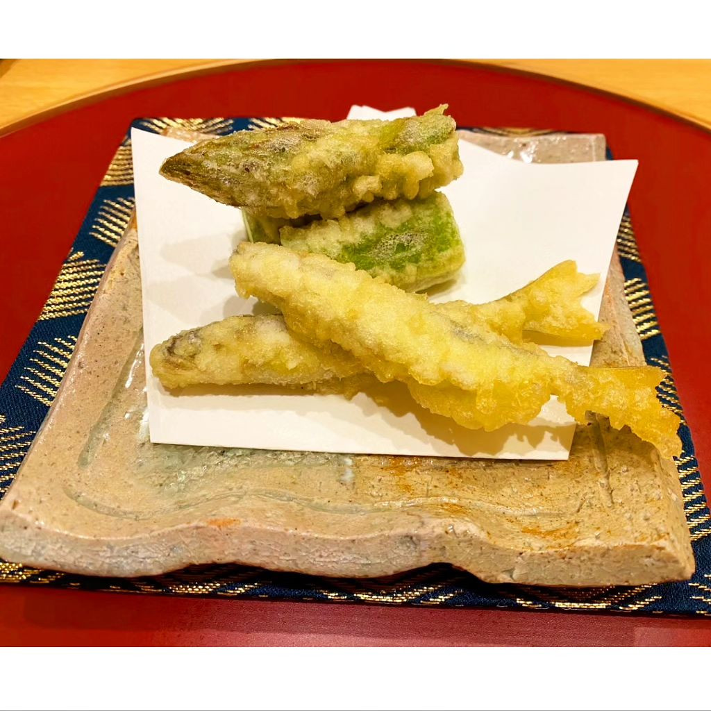 .
やま田

急遽の同伴でなかなか予約が取れず、ふじ田さんに電話したらお弟子さんがやってるお店を紹介して頂けてとても助かりました🙏
ありがとうございます！！

優しい女将さんで素敵な雰囲気の方だった♥️

料理ももちろんだけどお皿にもこだわりが見えて次に出てくる料理の楽しみが増す✨

デザートあるのも高ポイント🙆笑

アスパラの天ぷらが出てきて春を感じたよ☀️
あとお蕎麦美味しい🤞🏻

#すすきの #ホステス #キャバ嬢
#ニュークラ #ニュークラブ 
#クラブ #club #ラウンジ #lounge
#