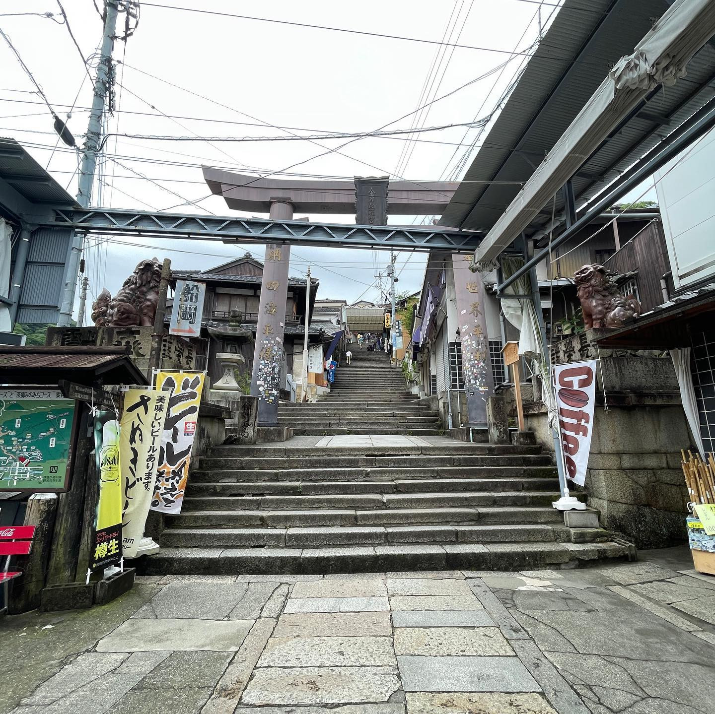 こんぴらさん⛩️

金刀比羅宮の本殿まで
石段が785段

香川の気温もあり序盤慣れるまで大汗💦

途中で販売してる
加美代飴(柚子油入りべっこう飴)の
試食に助けられて
わっせわっせのぼりました！

奥社まではさらに583段あって断念(笑)
御朱印もらいました〜

未だ旅の余韻に浸ってますが
今月もよろしくお願いします！
(明日から出勤予定です)

┈┈┈┈┈┈┈┈┈┈┈┈┈┈┈┈┈┈ 

札幌市中央区南6西4第21桂和ビル6F 
クラブ我礼〜Galle〜 

 @clubgalle2580 

┈┈┈