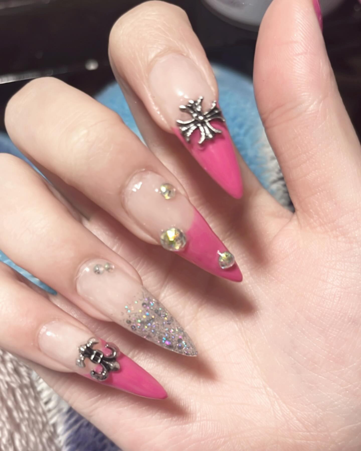 今日の昼間暑かったな〜🫠
夏が近付いてますね🩵
本日も元気よく出勤してます❣️