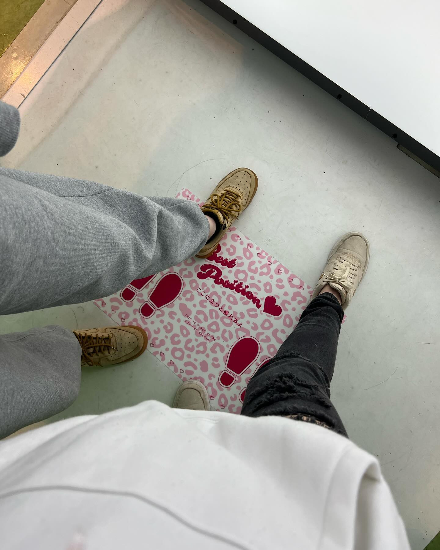 私とお姉ちゃんのプリ撮る時のスタイル🤣
身長高くて見切れるからこーなってます笑笑
本日8時半出勤でーす！
是非遊びに来てください✨