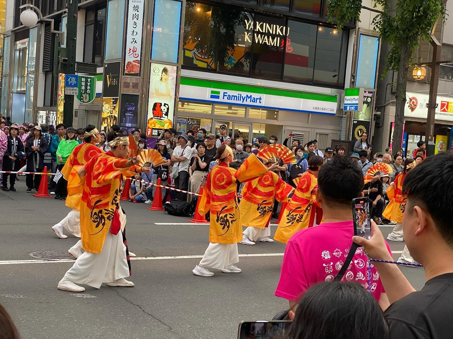 ばびゅーんと出勤します♡
よさこいに負けないくらい週末を楽しみませう♡

@clubgalle2580 
#クラブ我礼#すすきの
#よさこい