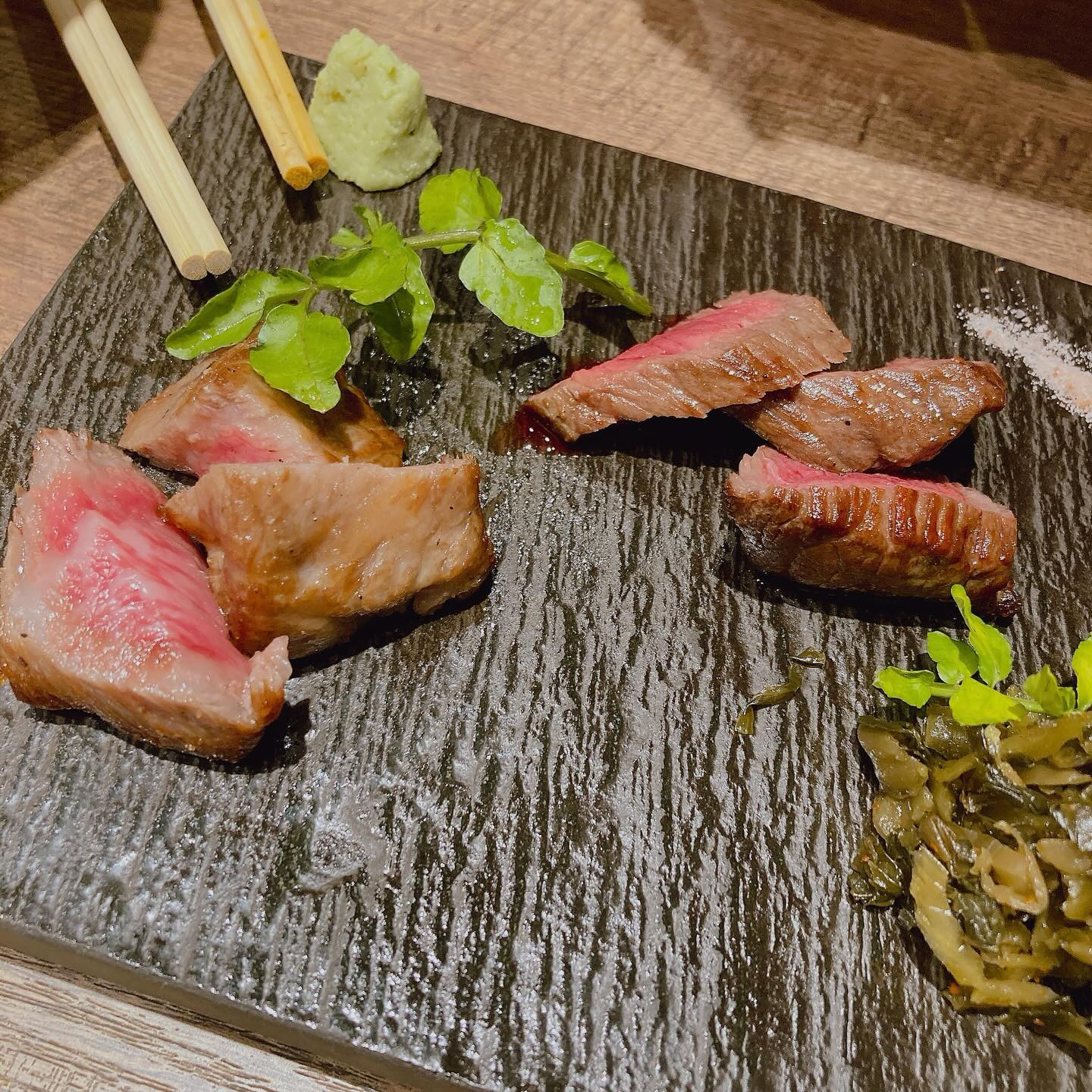 🥩
船橋で有名な将泰庵のバルへ行ってきたよ‼︎
前回はなれの店舗で焼肉は食べたんだけど
肉バルの店舗は初🫶🏻

お通し
王者のユッケ
黒毛和牛なめろう
フライドニョッキ
飲めるハンバーグ
ステーキ2種盛

全部美味しすぎた🤦🏼‍♀️
お肉が美味しいのは他の店舗ももちろんなんだけど
ここはバルだから逸品も良くて、フライドニョッキが
おいしくて気に入ったよ🍽️
ドリンクもフルーツがたくさん使われた
サワーが夏に合いそうで🙆‍♀️赤ワインも飲みたかった‼︎
テラス席はワンコ🐶もOK
週末は予約必須

千葉県船橋